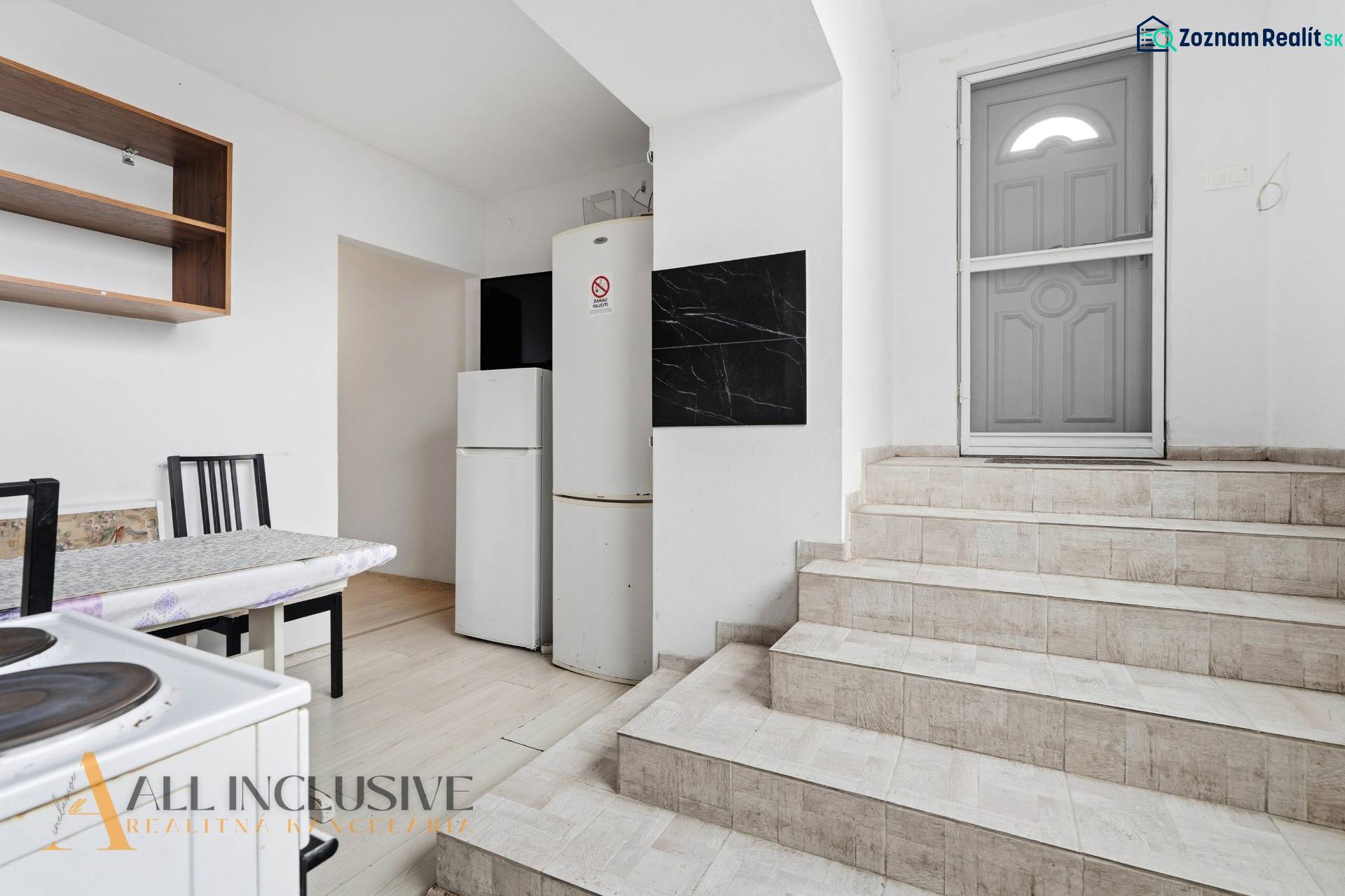 Na predaj 3-izbový byt so záhradkou, Senec - Schodisko vedie do kuchyne s kachličkami a podlahou s dreveným dekorom v Hotely a penzióny.