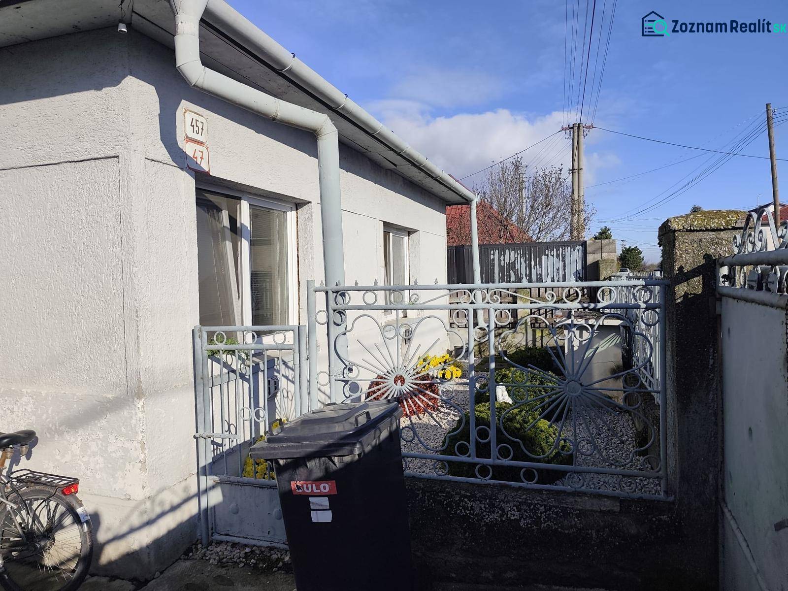 Na predaj 3-izb. rodinný dom, Gabčíkovo – Polná ulica - Rodinný dom na Poľnej ulici v Gabčíkove s oplotenou predzáhradkou a plynovými potrubiami.