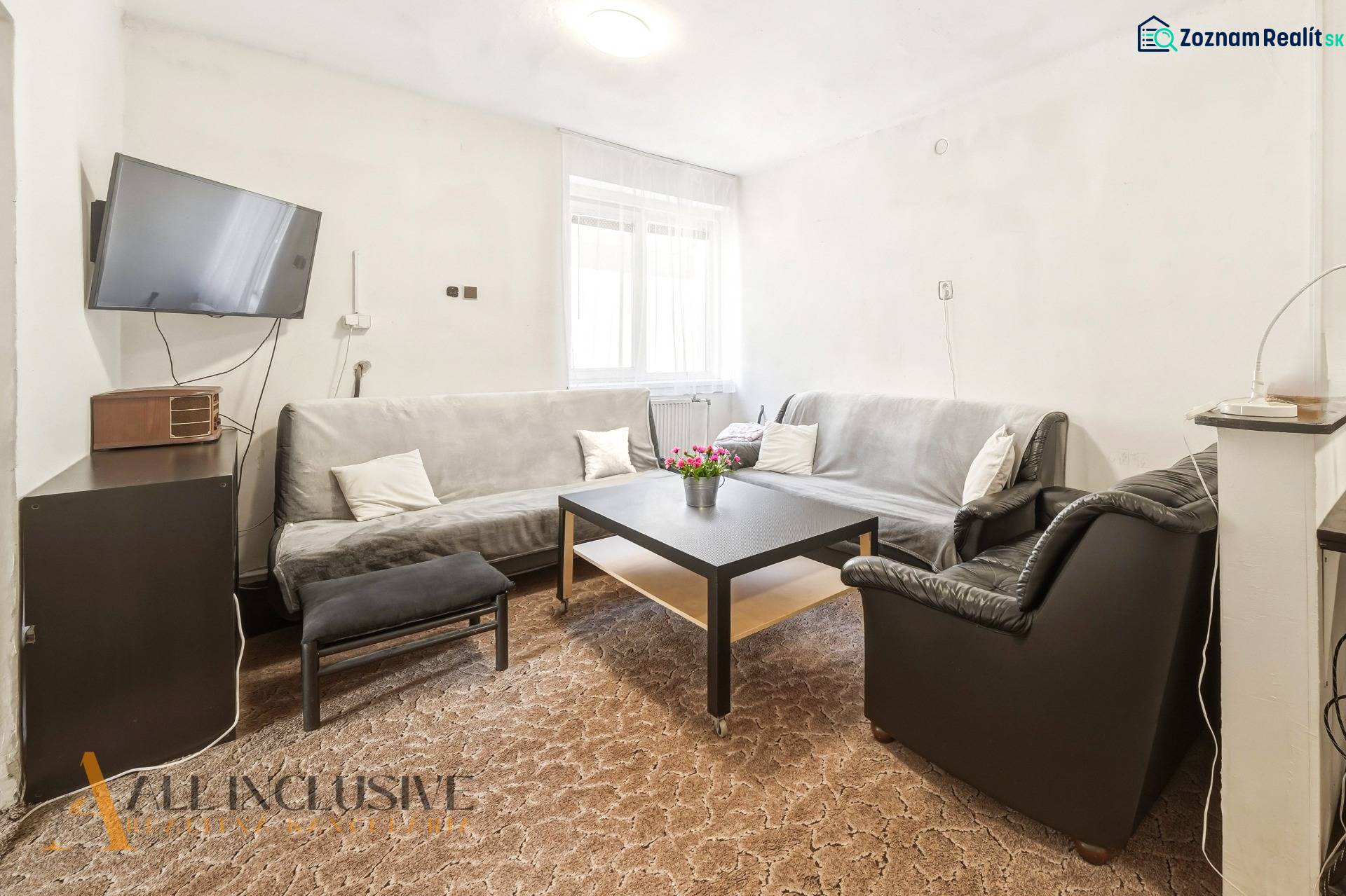 Na predaj 3-izb.rod.dom s dvojgarážou,Vojka nad Dunajom - Obývacia izba v rodinnom dome s pohovkami, stolíkom, televízorom a kobercom.