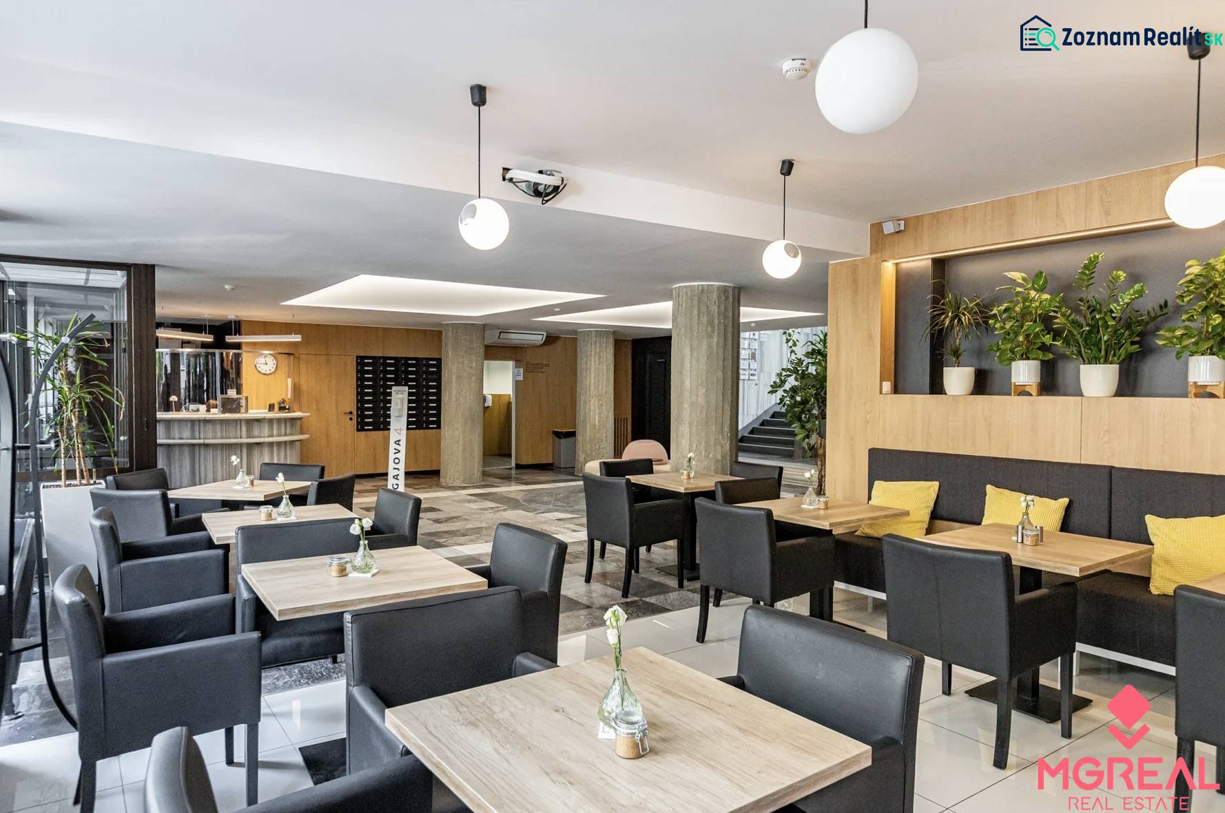 Dvojkancelária 61m2, Gajova ul., Staré Mesto - Kancelárie s podlahou s dreveným dekorom, stolmi, čiernymi stoličkami a rastlinami v Bratislave.