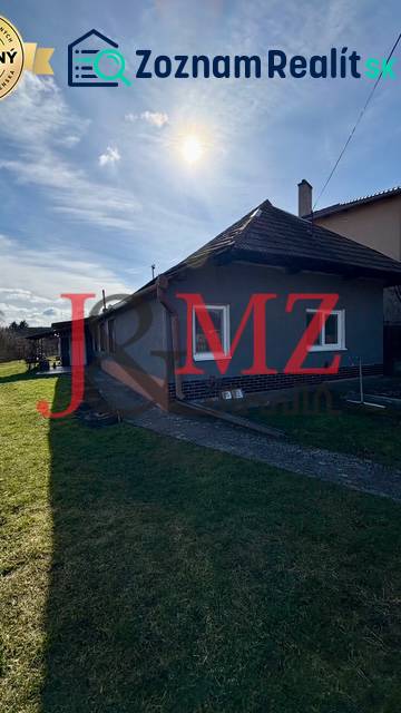 Útulný rodinný dom v tichej lokalite Mýtnych Ludán (MK-4) - Rodinný dom v Mýtnych Ludanoch, obklopený záhradou, s modrou oblohou a slnkom.