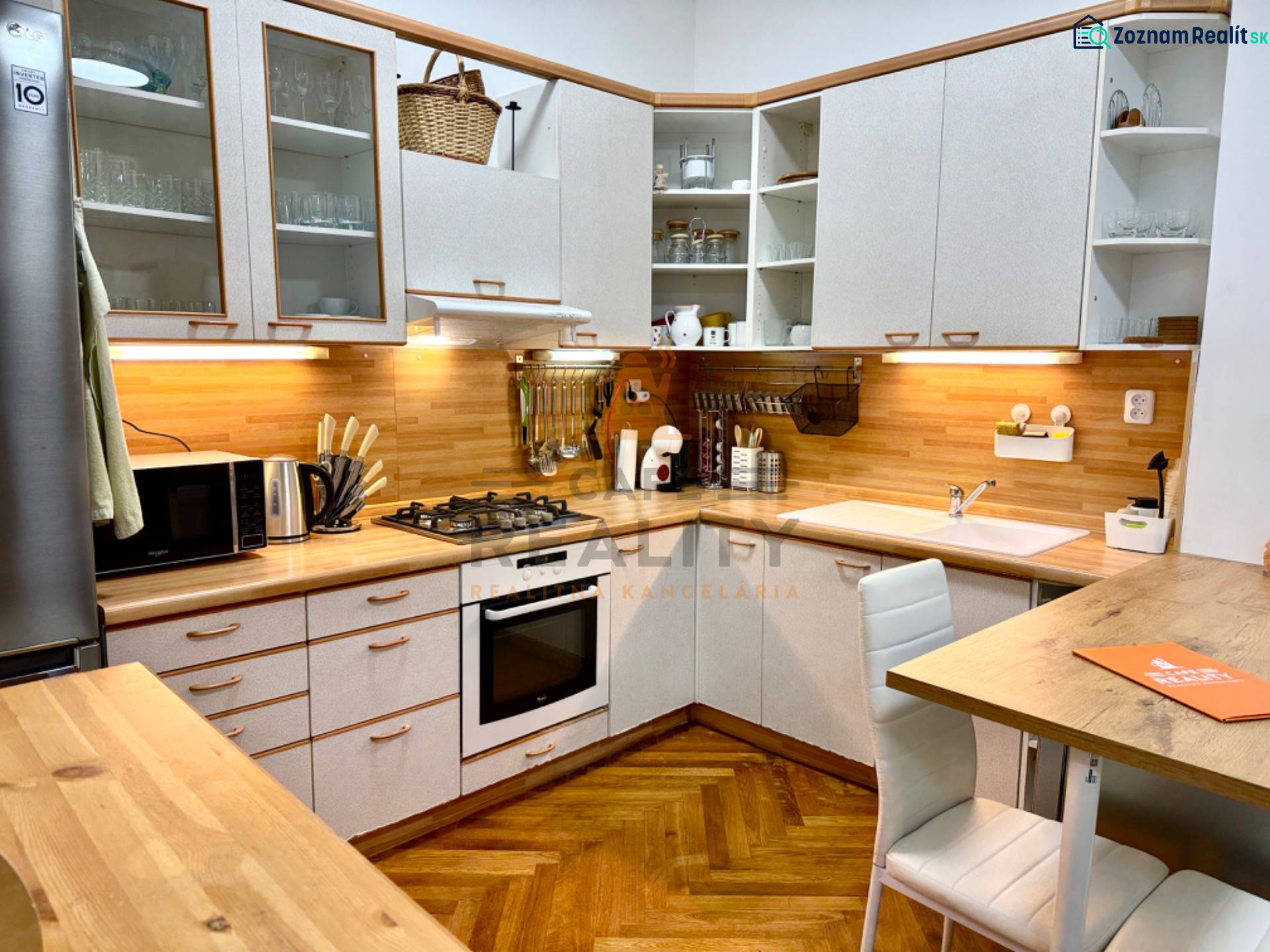 REZERVOVANÉ Na prenájom 3 izbový byt, 73 m2, Bratislava, Zochova - Kuchyňa v 3-izbovom byte s podlahou s dreveným dekorom a moderným zariadením.