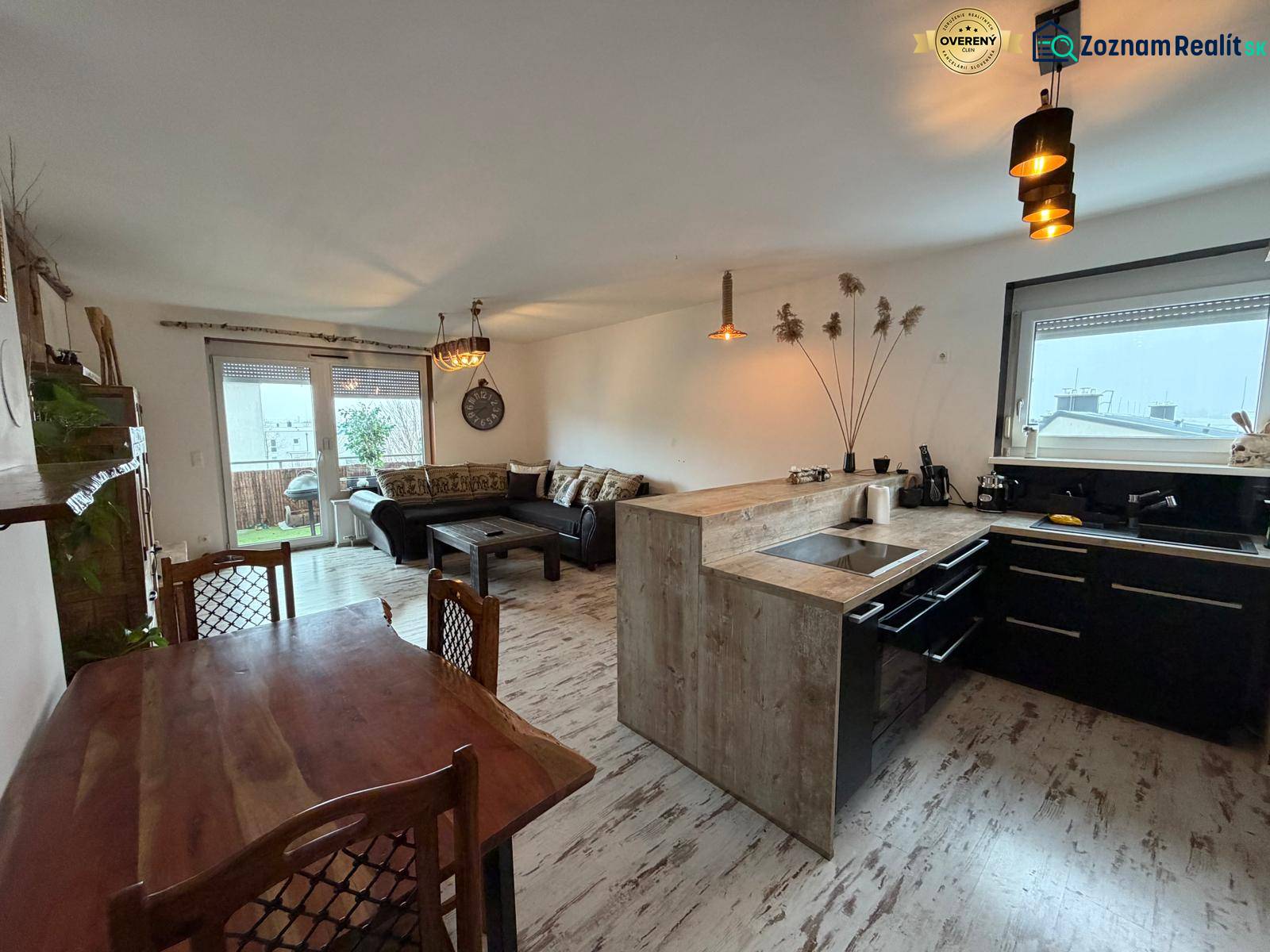 Zariadený 3 izbový byt s balkónom v Kittsee  - Obývacia izba s kuchyňou v 3-izbovom byte, podlaha s dreveným dekorom.