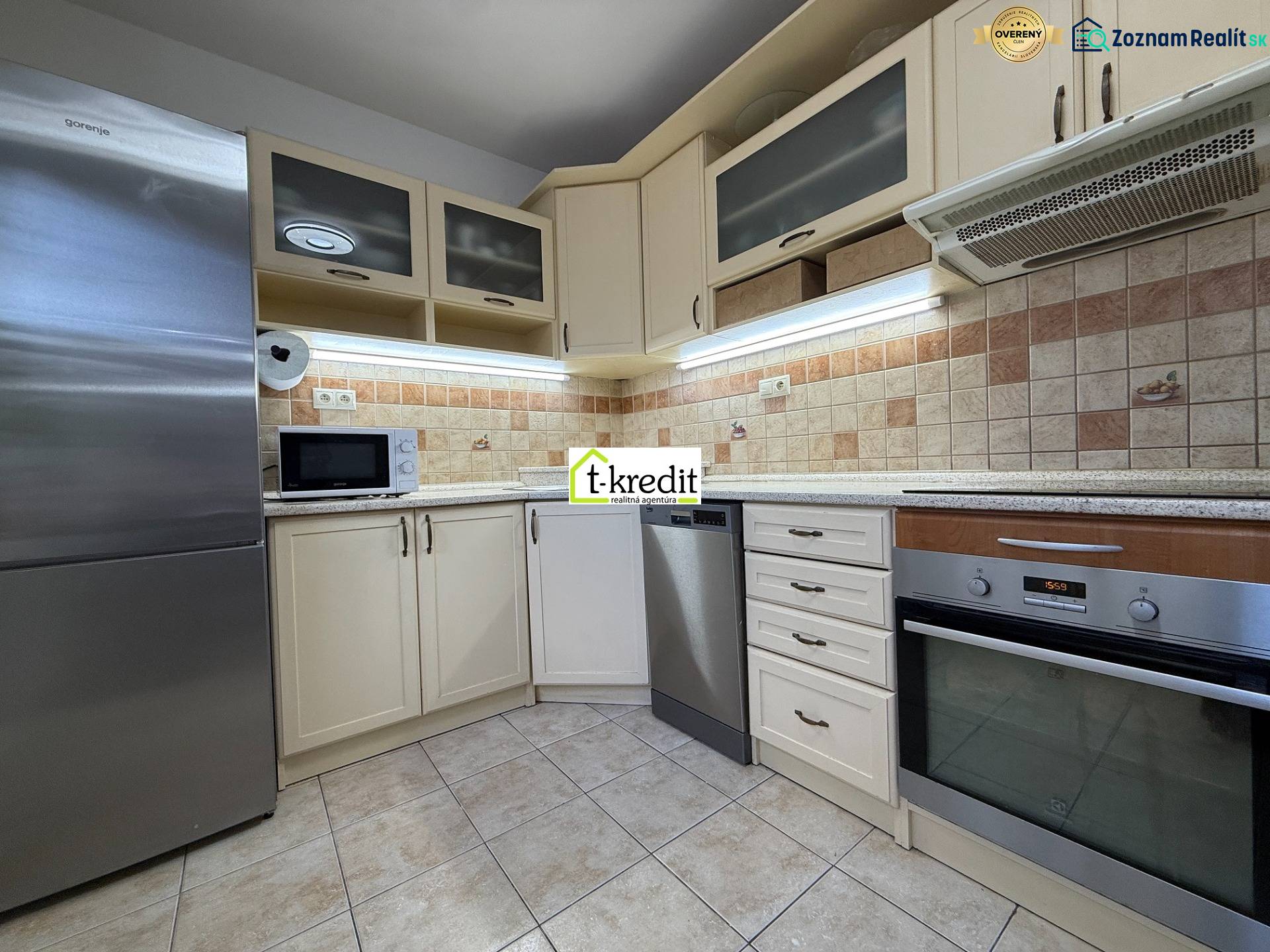 PREDAJ - 2i BYT - ZLATÉ MORAVCE - Kuchyňa v 2-izbovom byte s umývačkou, rúrou, mikrovlnkou a kachličkovými obkladmi.