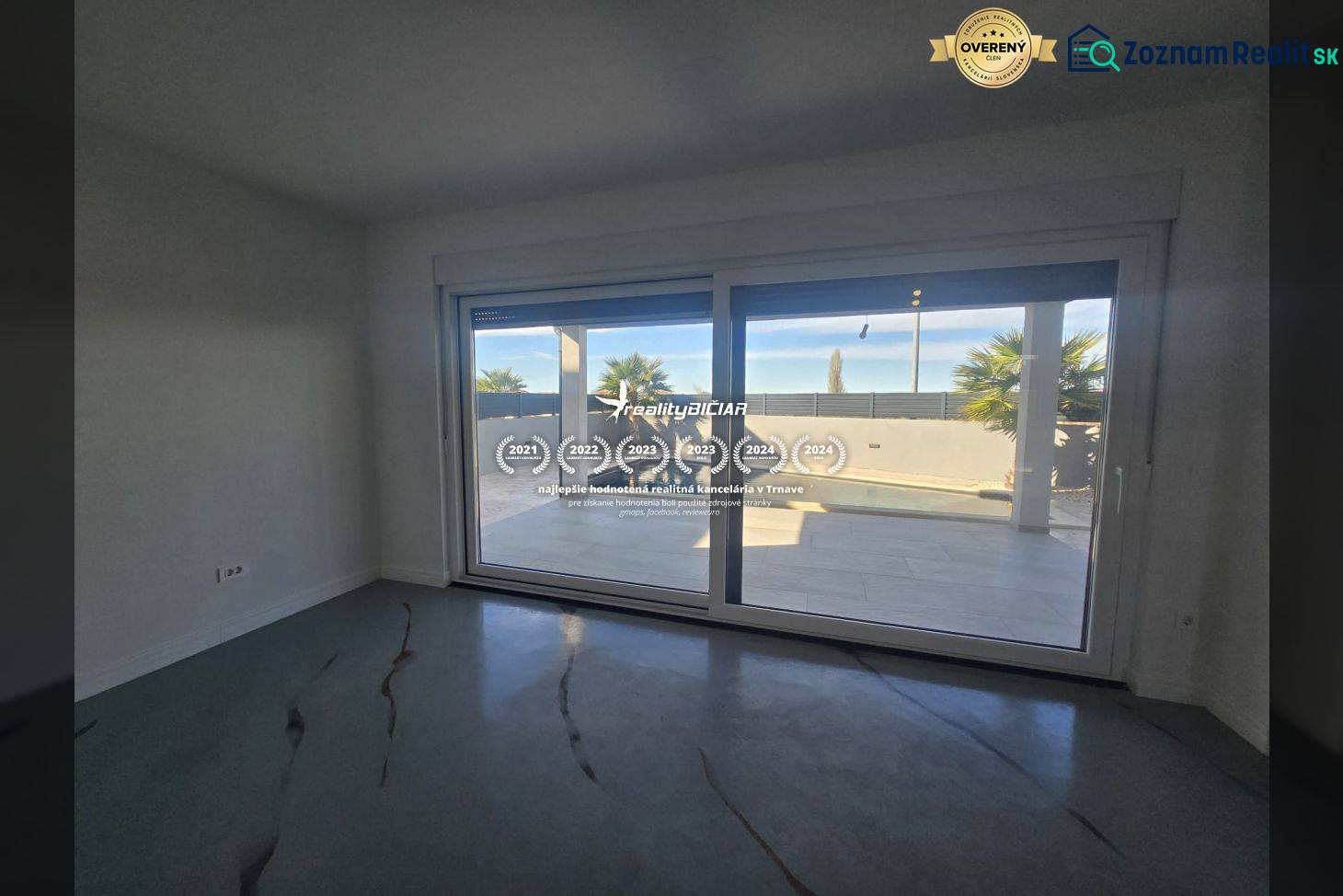 VRSI/ZUKVE - vila s bazénom - Interiér Vily s veľkým presklením a výhľadom na exteriér s bazénom.