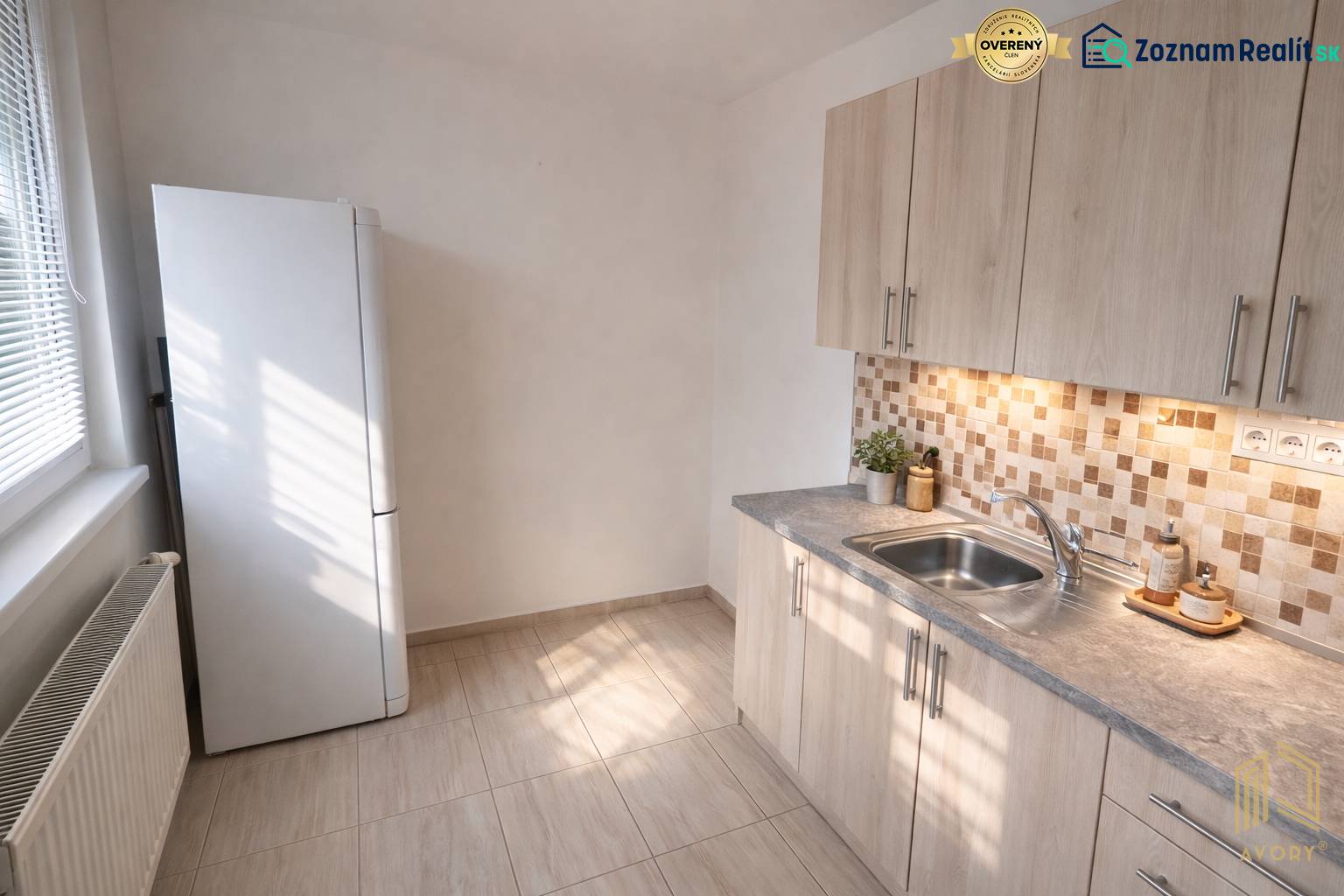 Rezervovaný/ Na predaj 2-izb. byt s loggiou, Senica, Paláriková ul. - Kuchyňa v 2-izbovom byte s dlažbou a svetlým nábytkom, vrátane chladničky.