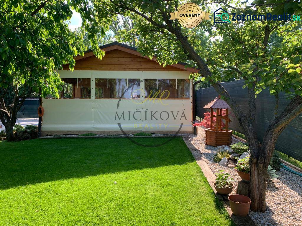 Predáme záhradu so zrubovou chatou, Nitra - Dolné Krškany - Záhrady v Dolných Krškanoch, Nitra, s trávnikom, altánkom a drevinami.