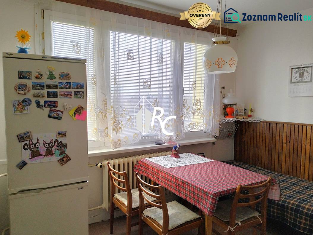 Veľký 2-izbový byt, Martin - Sever - REZERVOVANÉ - Kuchyňa v 2-izbovom byte s jedálenským stolom, stoličkami a chladničkou s magnetkami.