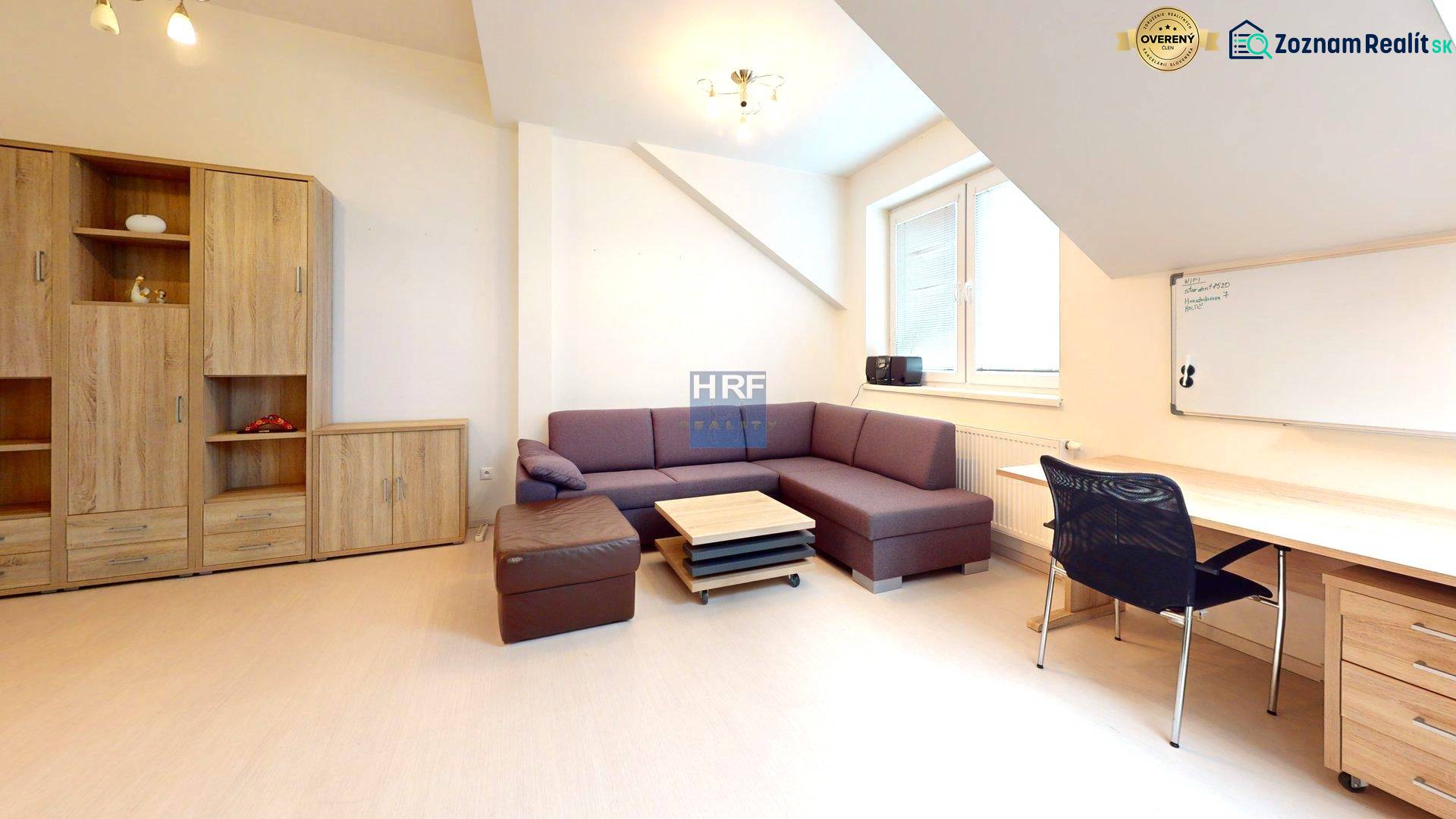 Na prenájom zariadené kancelárie v centre mesta Holíč - Kancelárie so sedačkou, stolom a skrinkou, podlaha s dreveným dekorom.