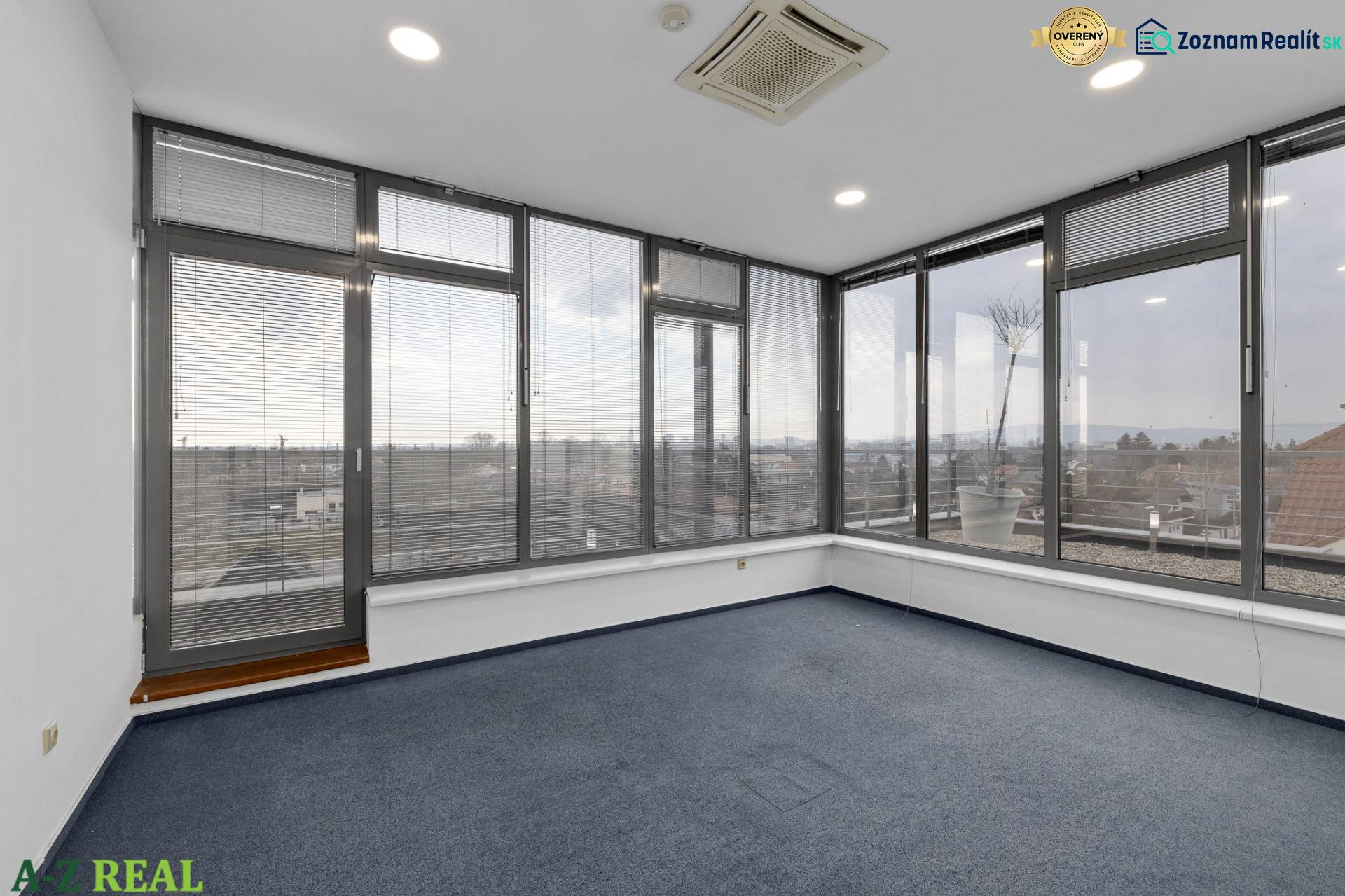 Prenájom kancelárií s TERASOU a výborným parkovaním, 150 m2, Ružinov - Kancelárie s modrým kobercom a veľkými oknami v Bratislava - Ružinov, Nové záhrady.