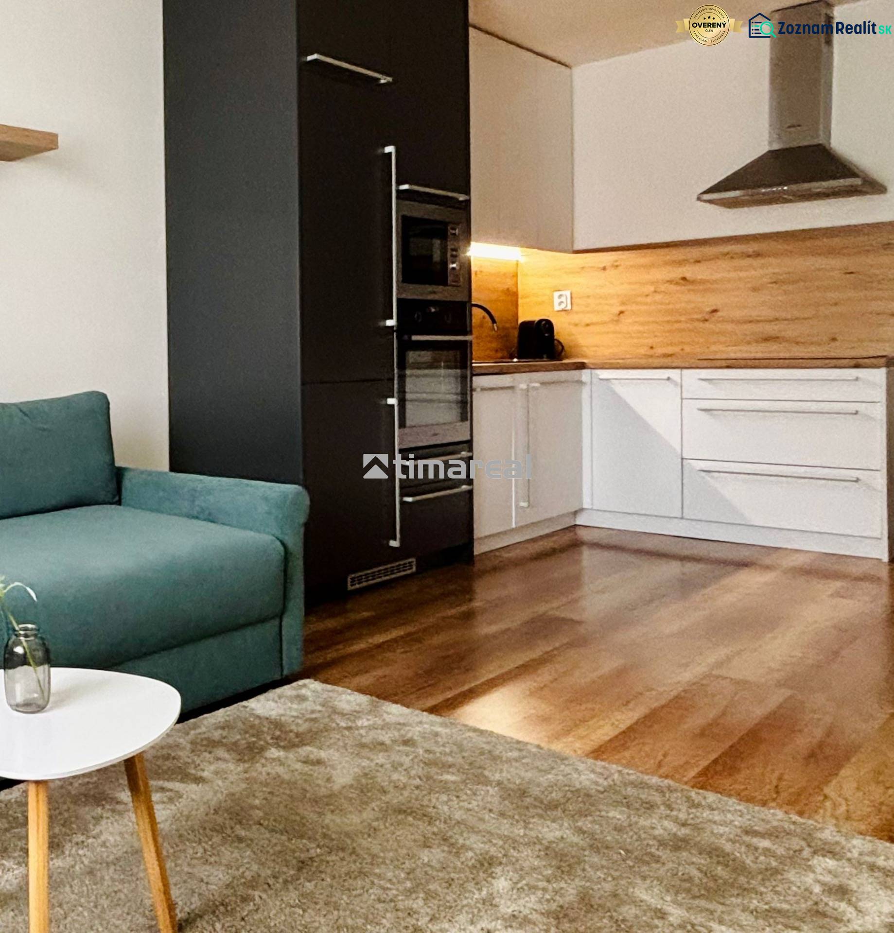 Vkusne zariadený 2i byt na sídlisku WEST,  Galanta - Kuchynský kút s bielymi skrinkami v 2-izbovom byte, podlaha s dreveným dekorom.