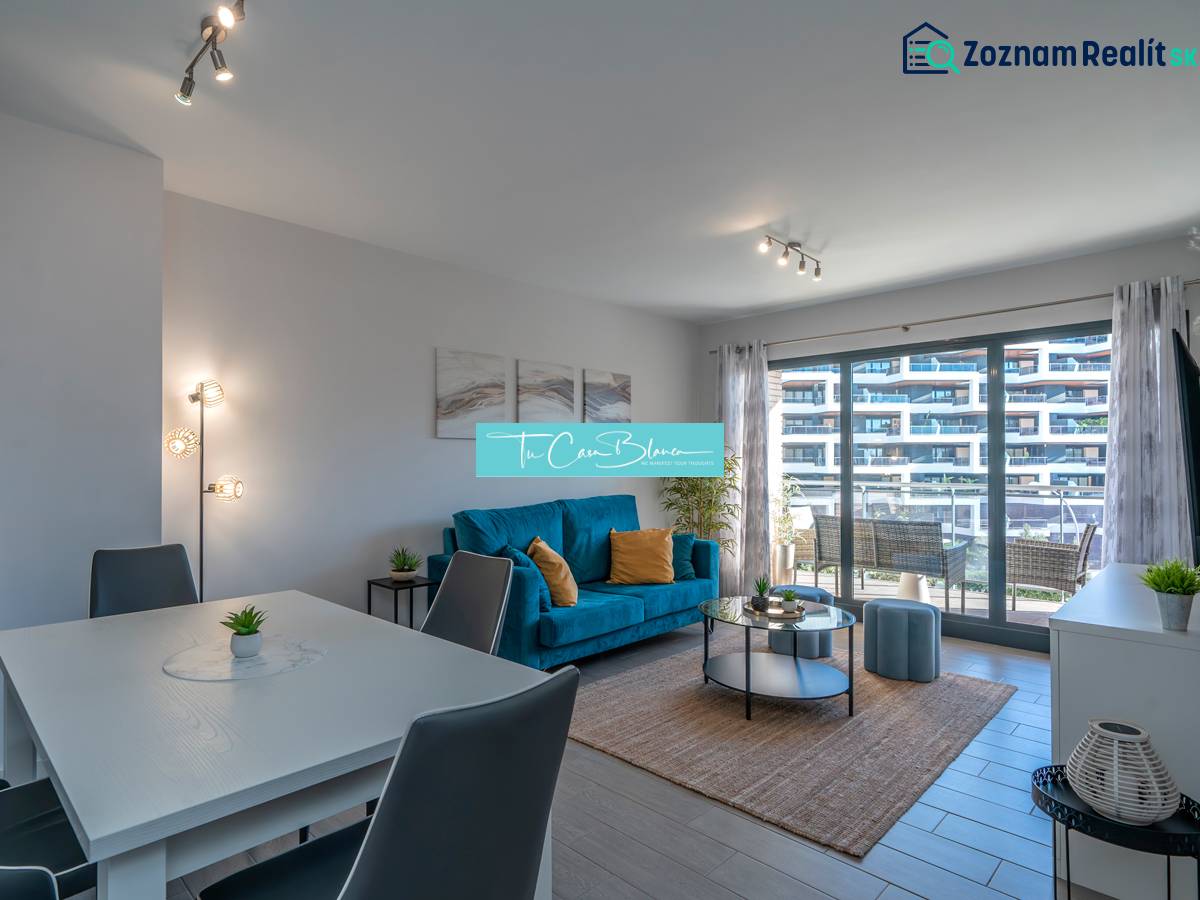 Luxusný byt  Alicante, 112m2, bazén, 2 garáže, posilňovňa - Obývacia izba v 2-izbovom byte s podlahou s dreveným dekorom a posedením.