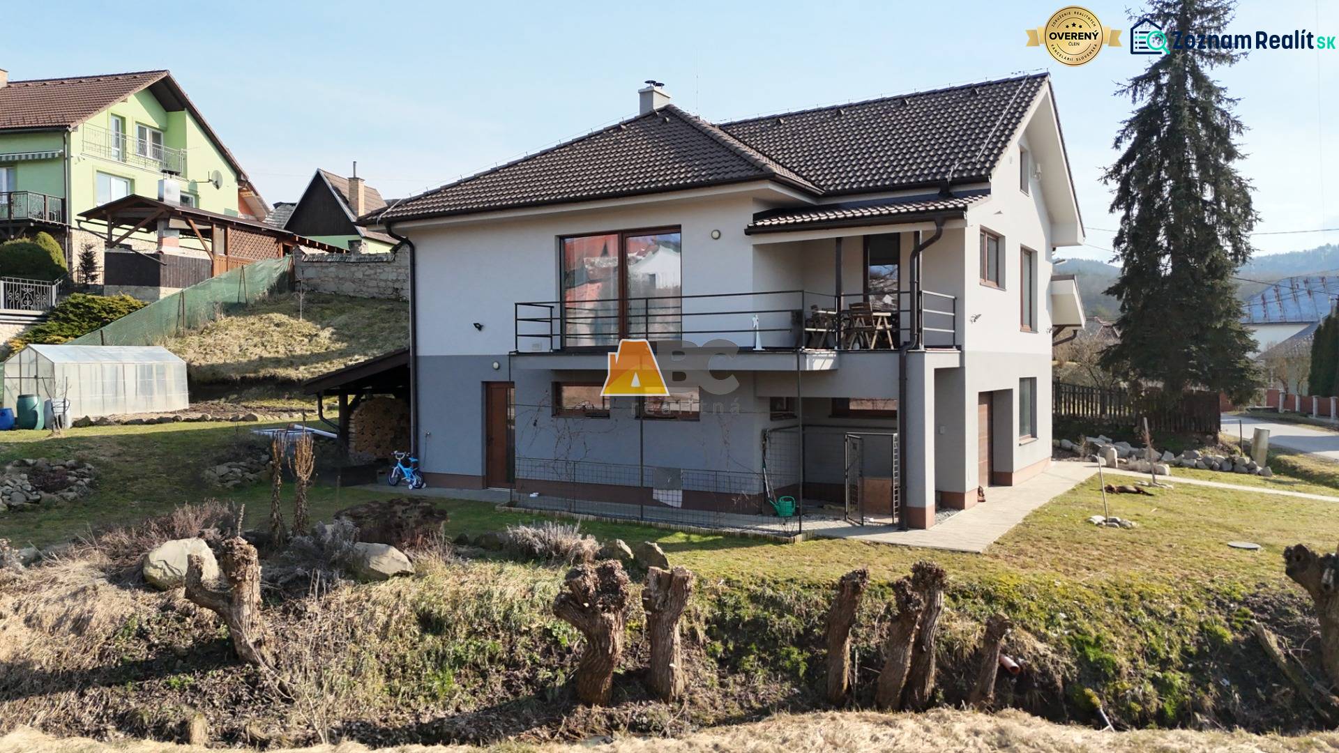 Zabehnutá novostavba: Komfort domu, pokoj vidieka a na skok do BB a ZV - Rodinný dom na Lipovej ulici v Lukavici, s terasou a veľkou záhradou.