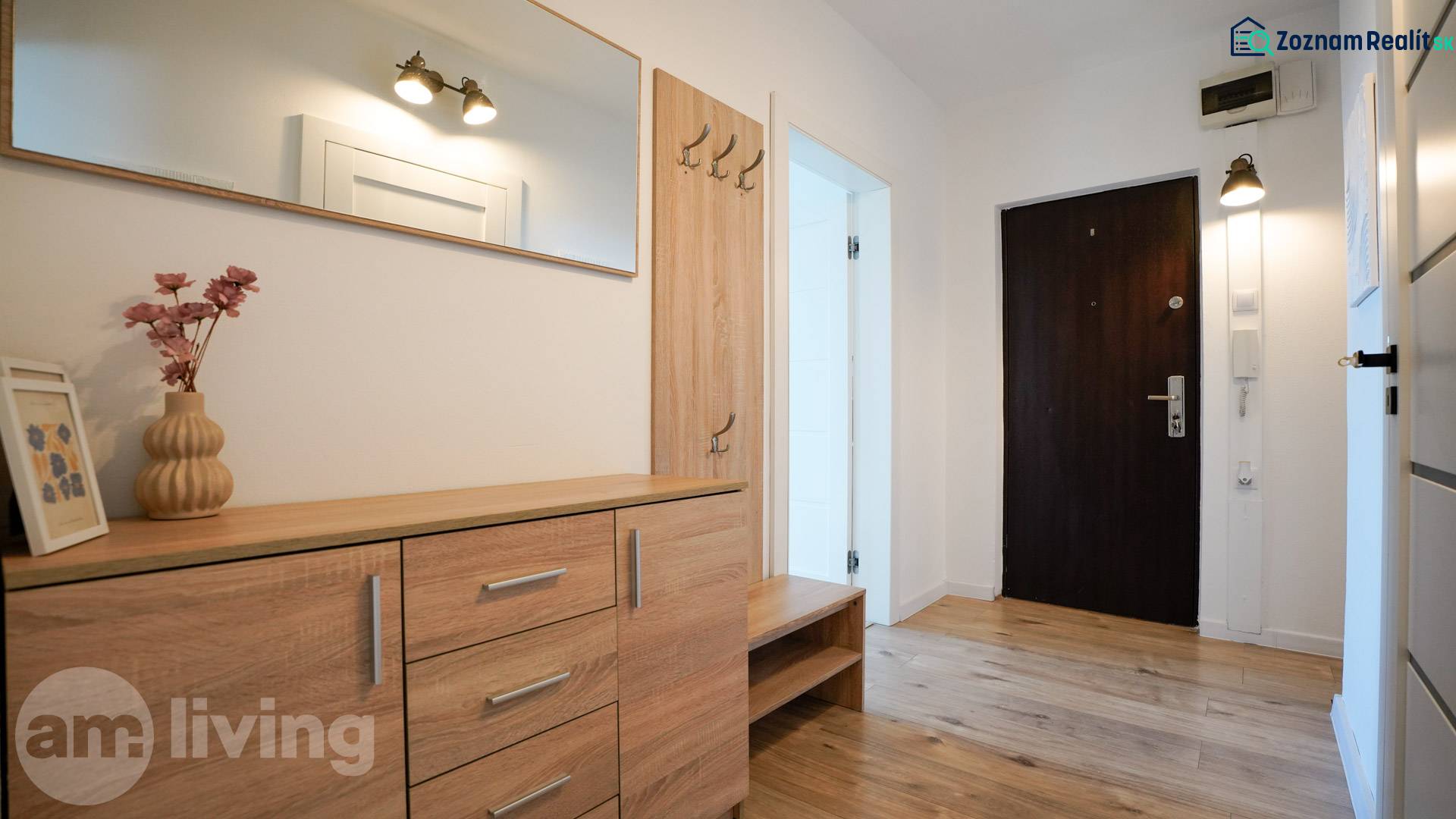 Rezervované -  3i byt v Nemšovej s loggiou po rekonštrukcii - 74m²  - Predsieň v 3-izbovom byte s podlahou s dreveným dekorom a dreveným nábytkom.