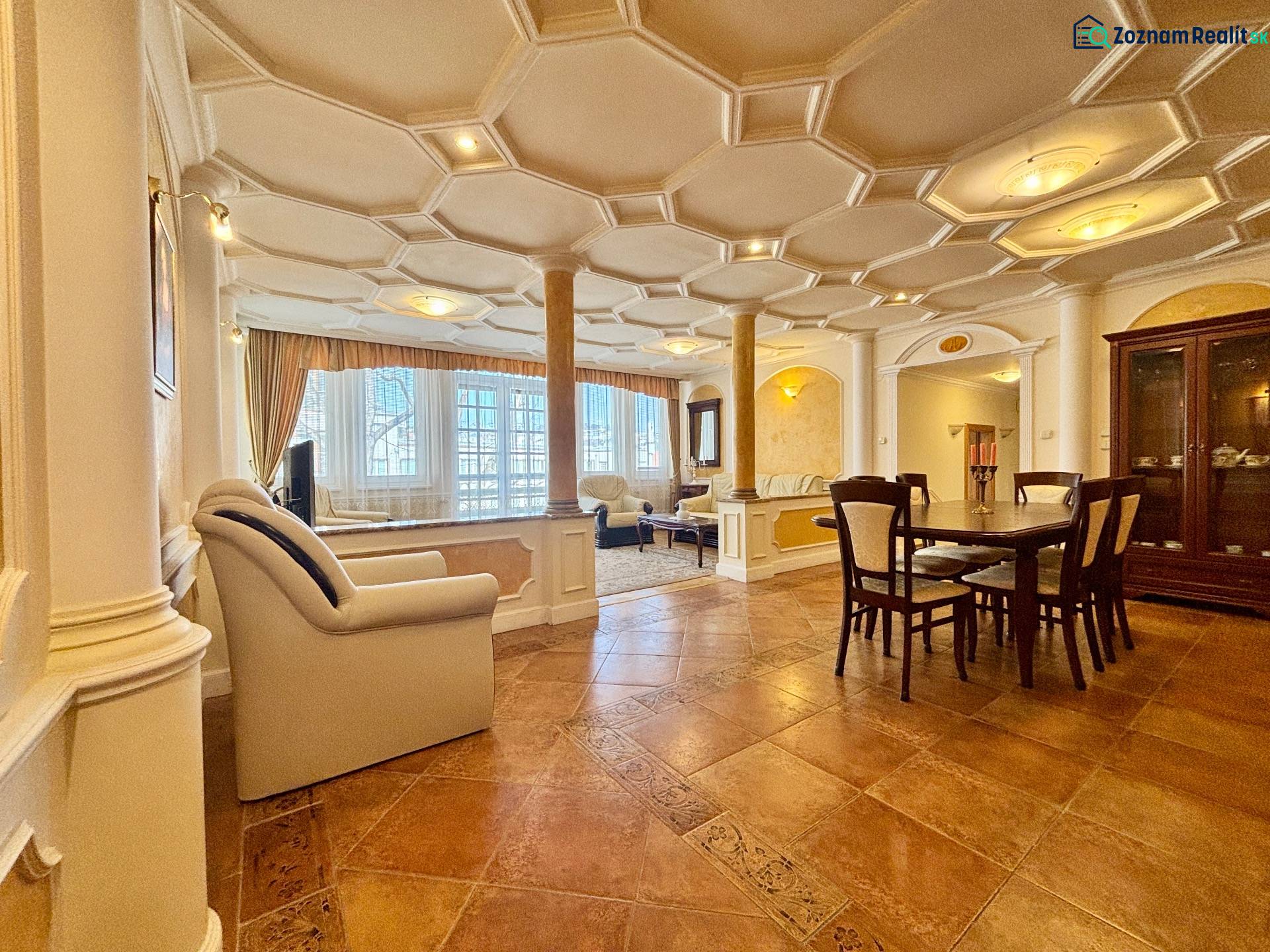 I PRENÁJOM - Priestranný 4 izbový byt na Zámockej ulici, BA - Interiér 4-izbového bytu s klenutým stropom, podláhou s dreveným dekorom a nábytkom.