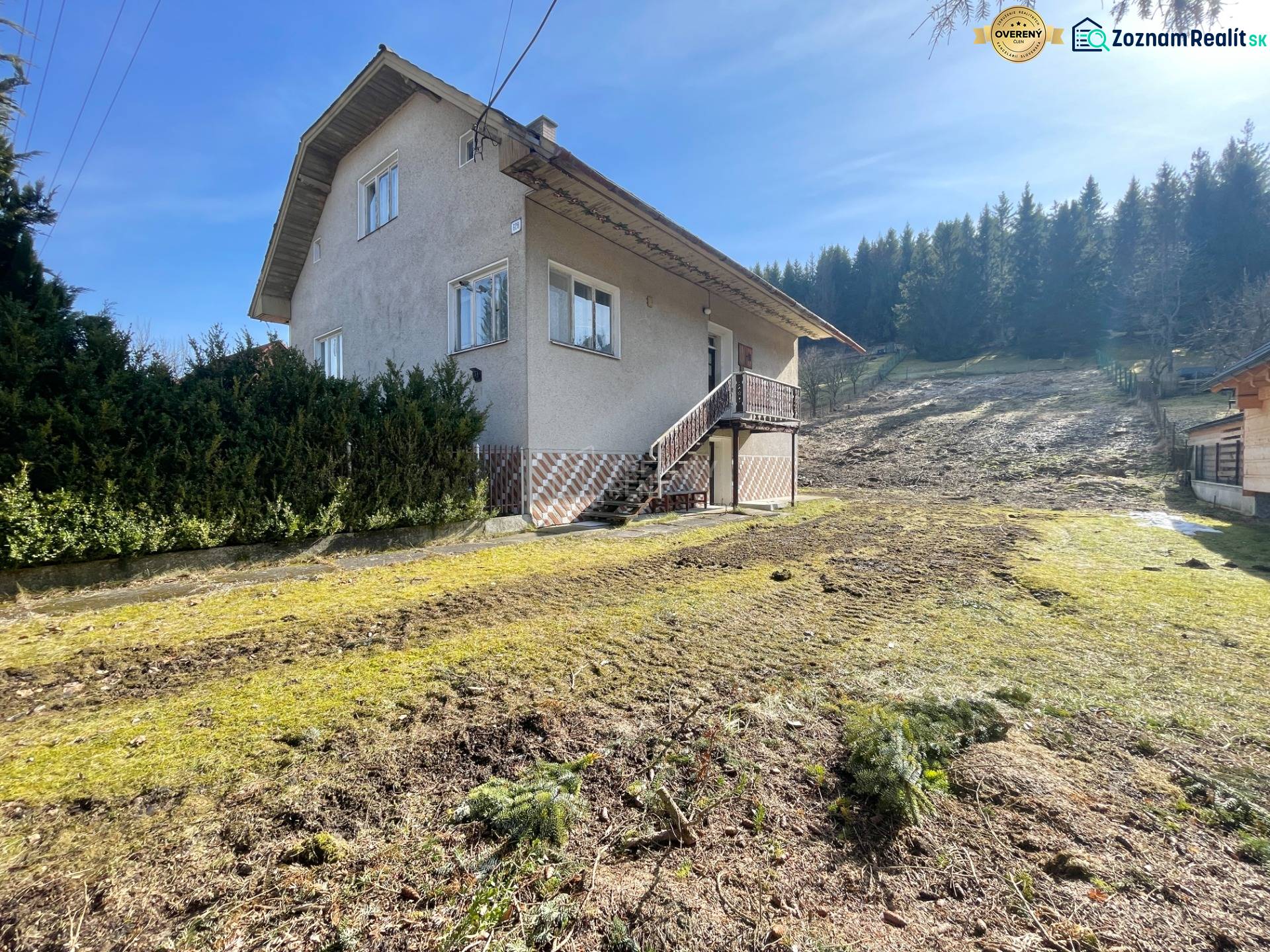 Rodinný dom · Terchová – Biely Potok - Rodinný dom v Terchovej s veľkým trávnatým pozemkom, obklopený stromami.