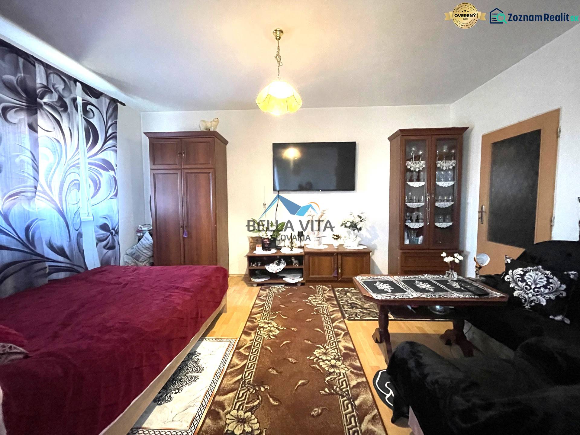 EXKLUZÍVNY PREDAJ - 1 izbový byt, Vodárenská ulica Galanta - Obývacia izba v 1-izbovom byte s podlahou s dreveným dekorom a nábytkom.