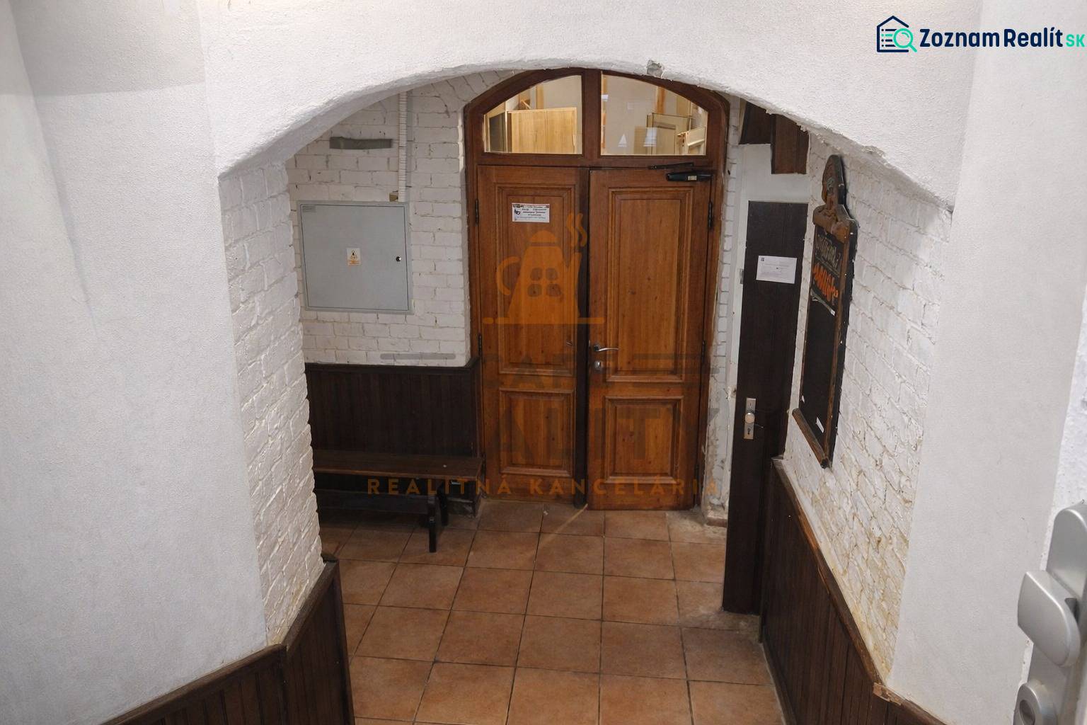 Na prenájom obchodný priestor 148m2, Štúrova, Štúrova, Staré Mesto - Vstupné dvere v obchodných priestoroch s tehlovou stenou a dlažbovou podlahou.