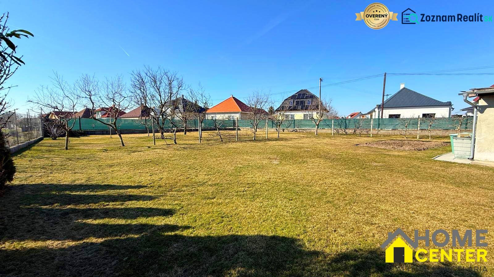 ZĽAVA!! NA PREDAJ RODINNÝ DOM V ZEMIANSKEJ OLČI – PO REKONŠTRUKCII - Záhrada rodinného domu v Zemianskej Olči s trávnikom a ovocnými stromami.
