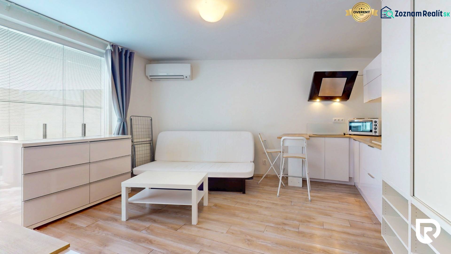 2 byty v 1 už s nájomníkmi | okamžitý príjem 1600 €/mes | 4.87% - Obývacia časť 3-izbového bytu s podlahou s dreveným dekorom a kuchynským kútom.