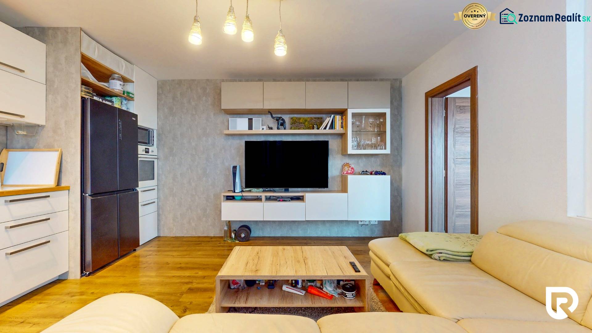 2 byty v 1 už s nájomníkmi | okamžitý príjem 1770€/mes | 4.08% - Obývačka s kuchyňou v 5 a viac izbovom byte s podlahou s dreveným dekorom.