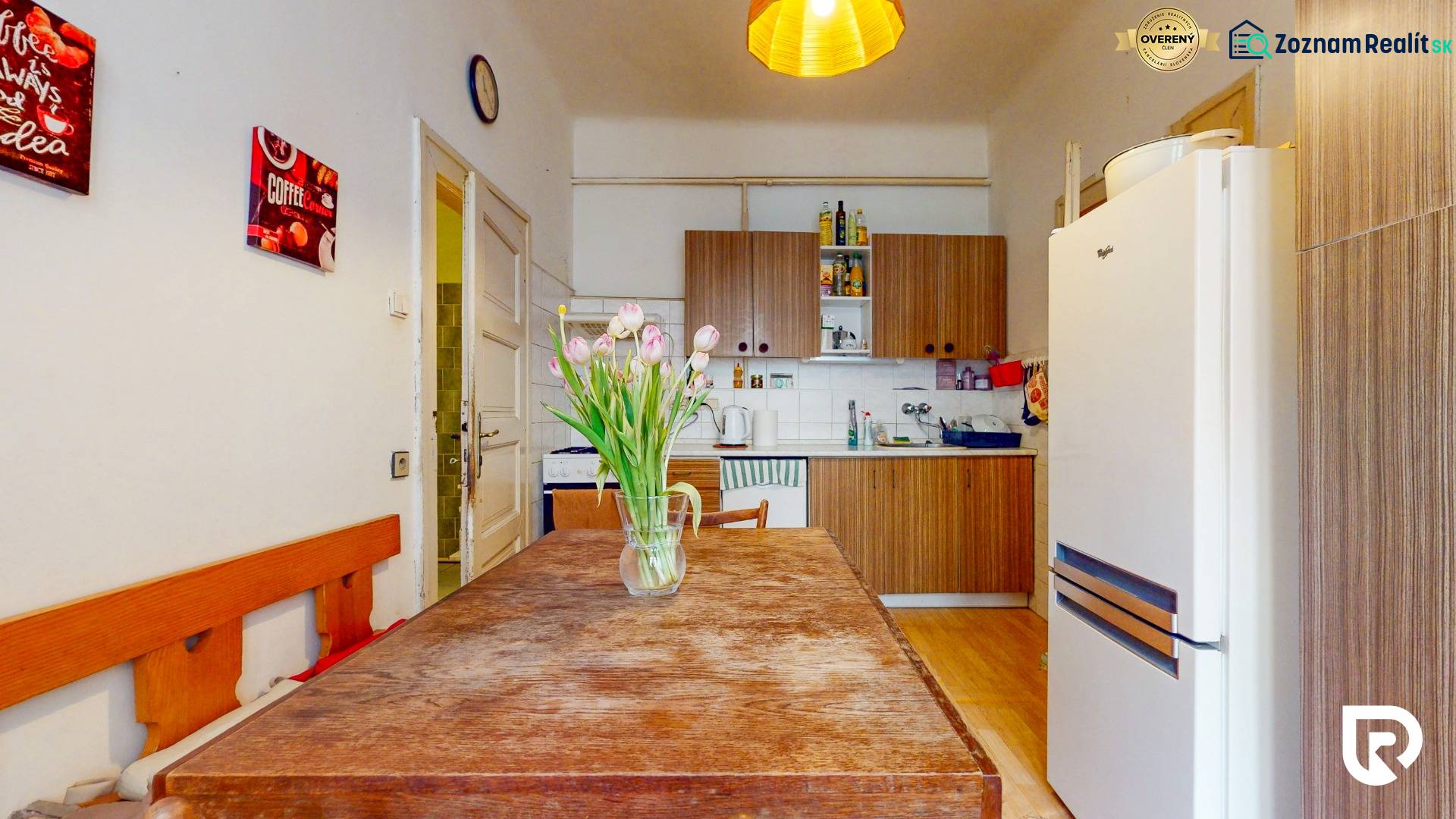 5iz byt s vysokými stropmi a výťahom pri EUROVEA | 136 m²  - Kuchyňa s jednoduchým nábytkom, podlahou s dreveným dekorom a dekoráciami.