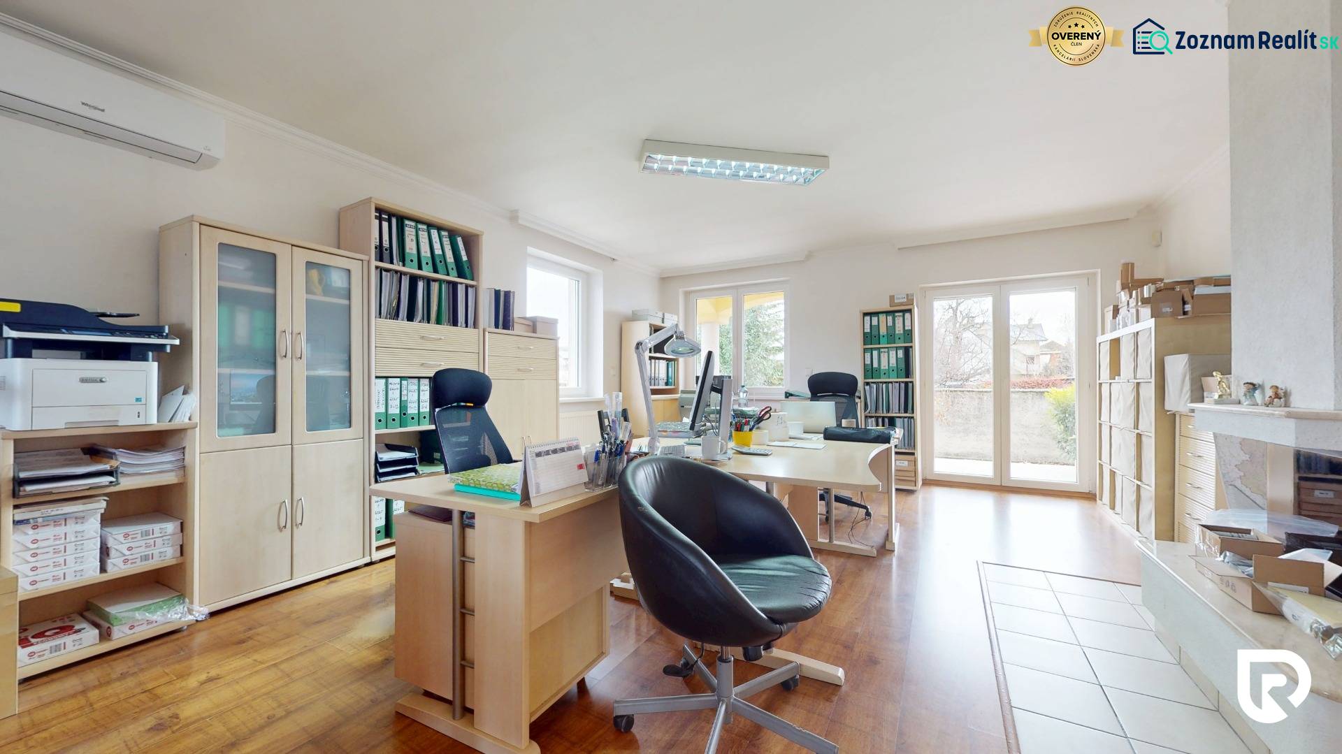 4-izbový samostatne stojaci dom s garážou | Podunajské Biskupice - Kancelária v rodinnom dome s podlahou s dreveným dekorom, moderným vybavením a množstvom úložných priestorov.