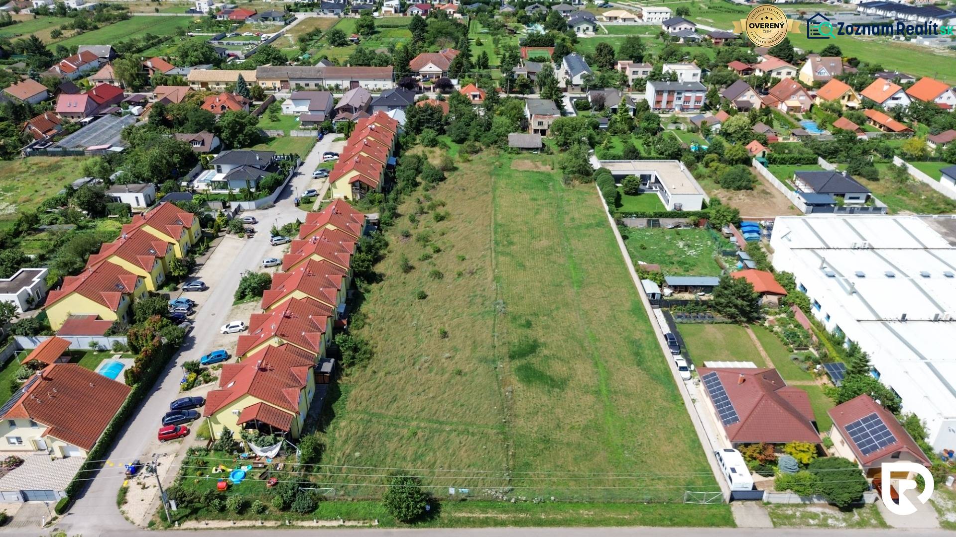 Stavebný pozemok pre developerov | 4205 m² | Miloslavov - Letecký pohľad na Developerské pozemky v Miloslavove na Slnečnej ulici, obklopené rodinnými domami.