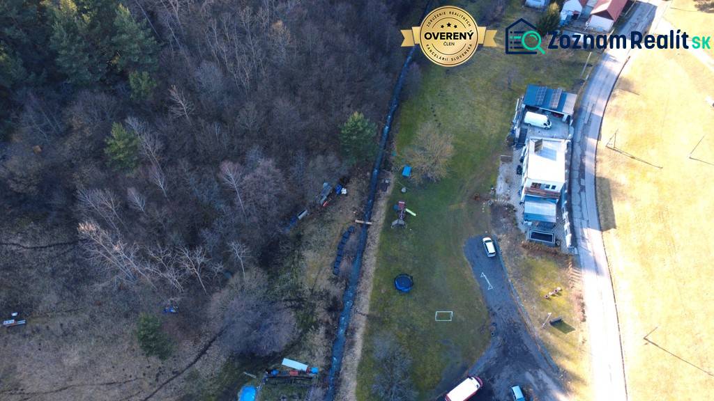 Pozemok v obci Župkov, o výmere 3910 m2, okres Žarnovica - Letecký pohľad na Rekreačné pozemky Župkova s budovami, stromami a cestou.