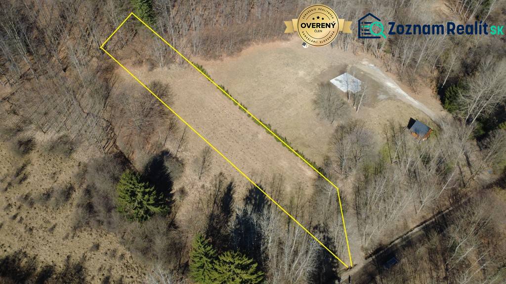 Pozemok v katastrálnom území obce Kľak, o rozlohe 2002 m2 - Rekreačné pozemky v Kľaku so žltým ohraničením a okolitým lesnatým porastom.