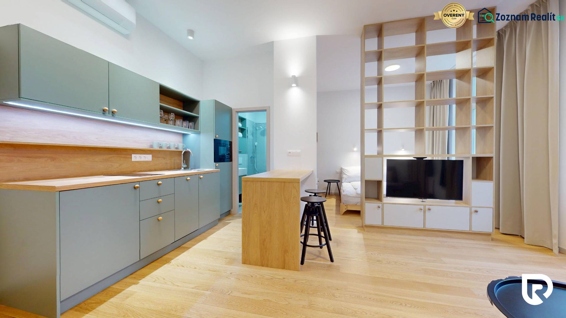 | Butiková 1,5i rezidencia s balkónom | Historická mestská  - Kuchynský kút s dreveným dekorom, otvorený priestor, podlaha s dreveným dekorom, obývacia časť.