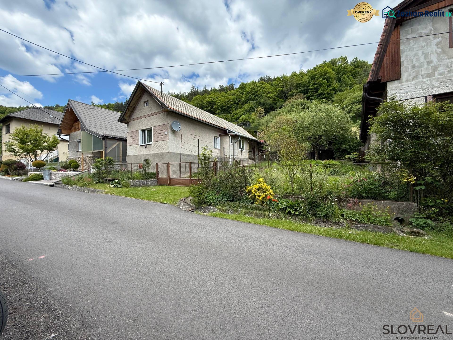 Predaj domu v Janovej Lehote - Rodinný dom v Janovej Lehote s upravenou záhradou a pokojnou ulicou.