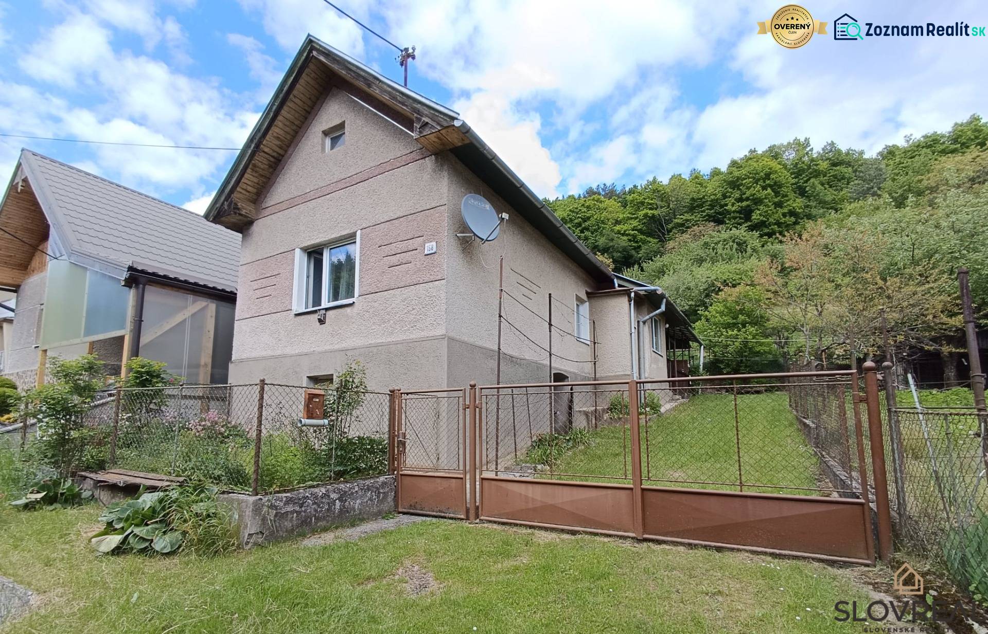 Predaj domu v Janovej Lehote - Rodinný dom v Janovej Lehote so záhradou, oplotením a vedľajšími stavbami v prírodnom prostredí.