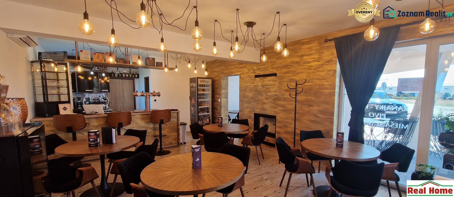 Prenájom kaviarne  v obci Nová Dedinka pri Senci - Gastro priestory s visiacimi svetlami, dreveným dekorom a útulným sedením.