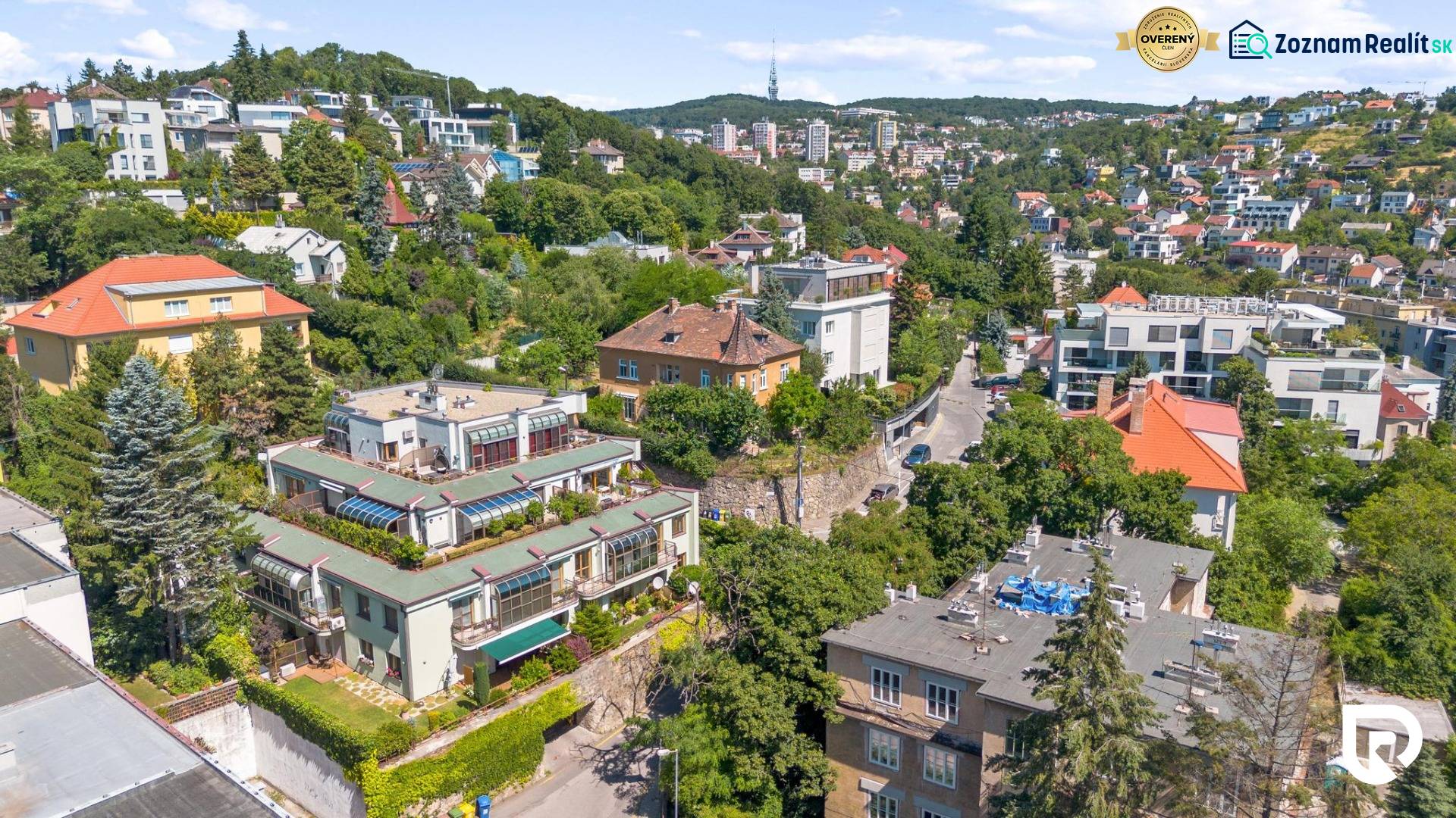 Staré Mesto | 4i byt 175 m² + 4 balkóny + možnosť 2× parking - Letecký pohľad na vilovú štvrť v Bratislave - Starom Meste, Čapkovej ulici.