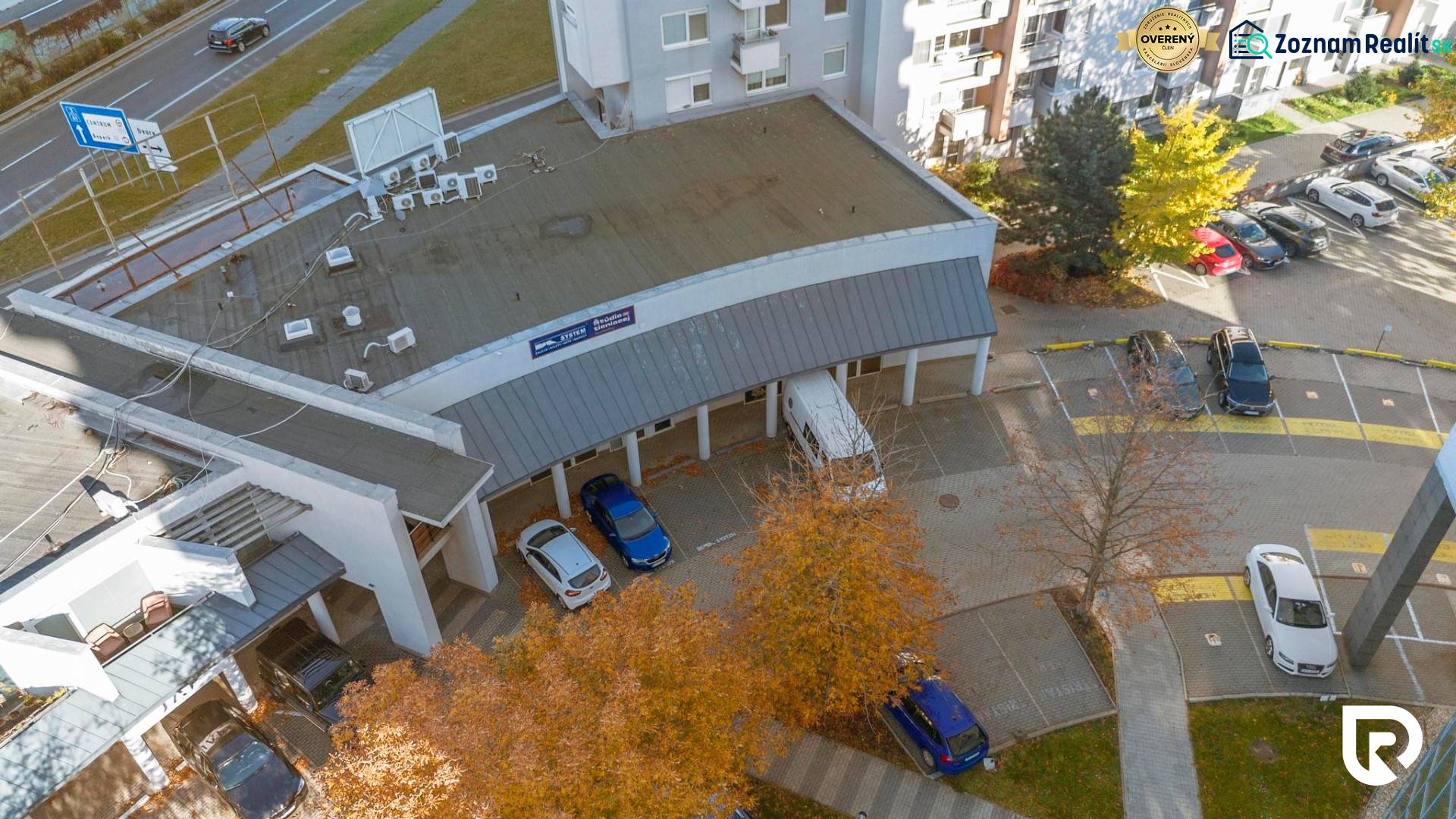 Kancelárie-Showroom 357 m², Zadunajská cesta, Petržalka, BA - Pohľad na obchodné priestory v Bratislave - Petržalka na Zadunajskej ulici so zaparkovanými autami.