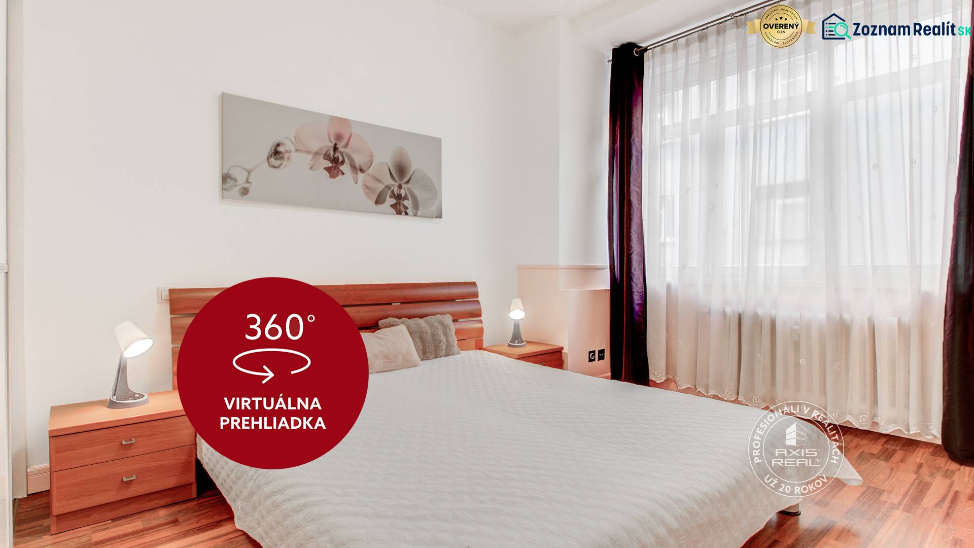  VÝNIMOČNÝ 4-izbový byt rozdelený na DVA SAMOSTATNÉ BYTY - Spálňa v 4-izbovom byte s podlahou s dreveným dekorom a veľkým oknom.