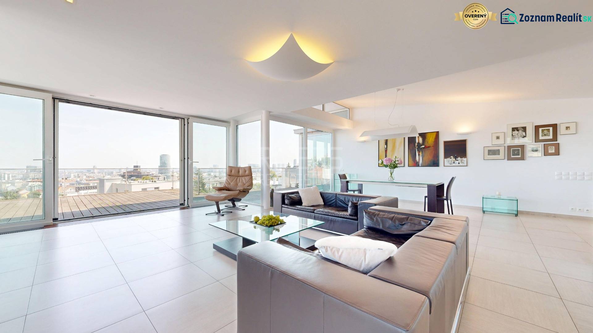 Exkluzívny byt pod Slavínom s terasou a výhľadom na Bratislavu - Priestranná obývačka v 4-izbovom byte so sklenenými stenami a výhľadom na mesto.
