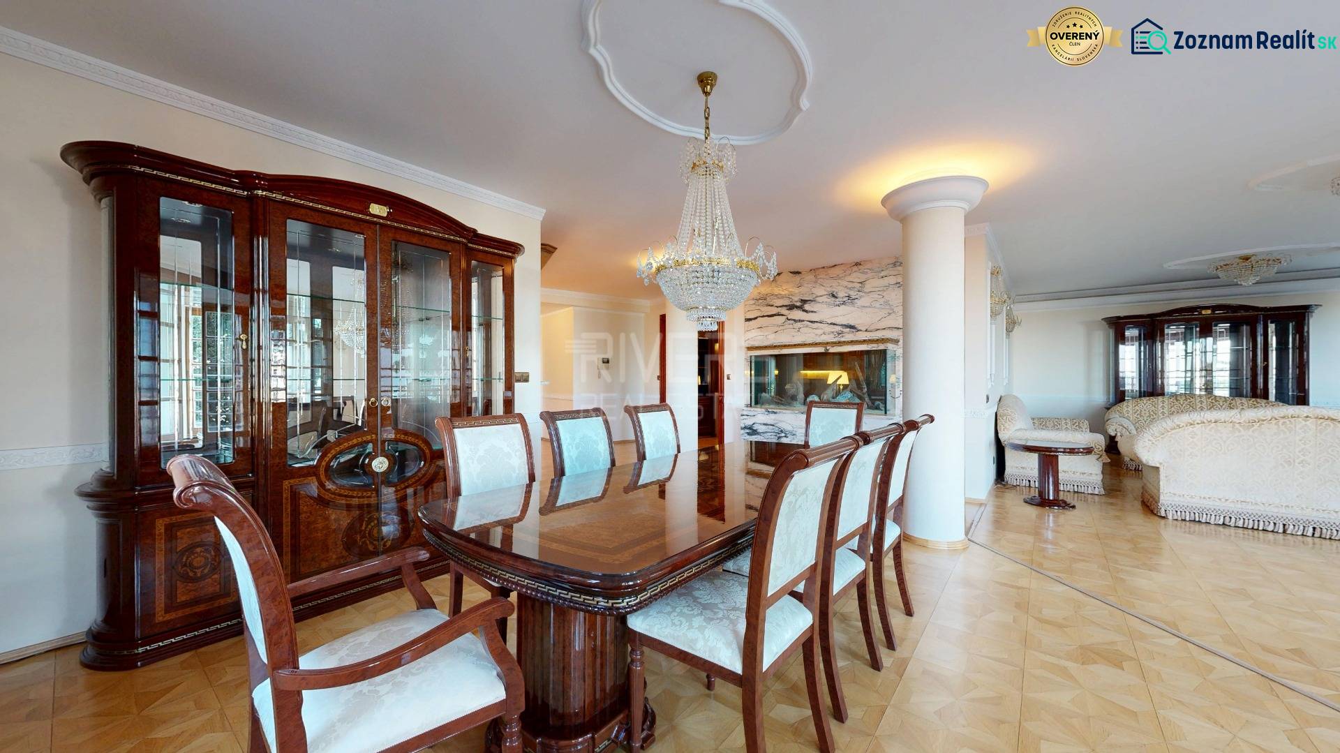 Veľkometrážny byt na Slavíne s výhľadom na mesto - V priestrannom 5 a viac izbovom byte s nábytkom je veľký luster a vitríny.