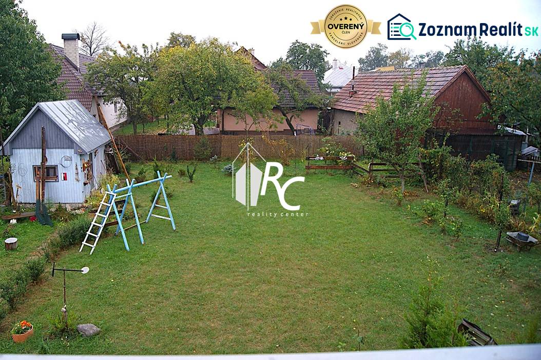 Zrekonštruovaný rodinný dom s peknou záhradou, Bystrička - Záhrada s trávnikom a drevenou stavbou pri rodinnom dome v Bystričke.