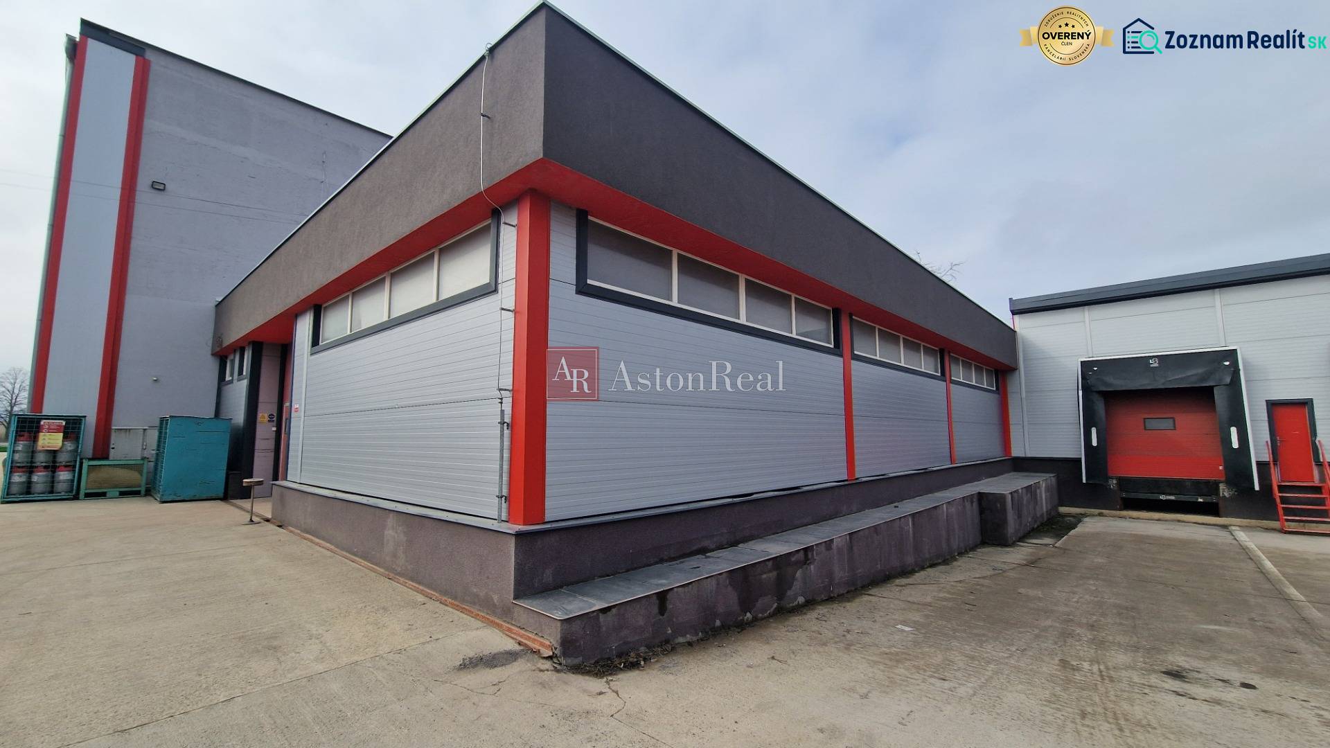 Prenájom HALA - SKLADOVÉ PRIESTORY - POPRAD od 2500 m2 - 5000 m2 - Priemyselný sklad na ulici Východná v Poprade, vybavený nakladacou rampou a modernou fasádou.