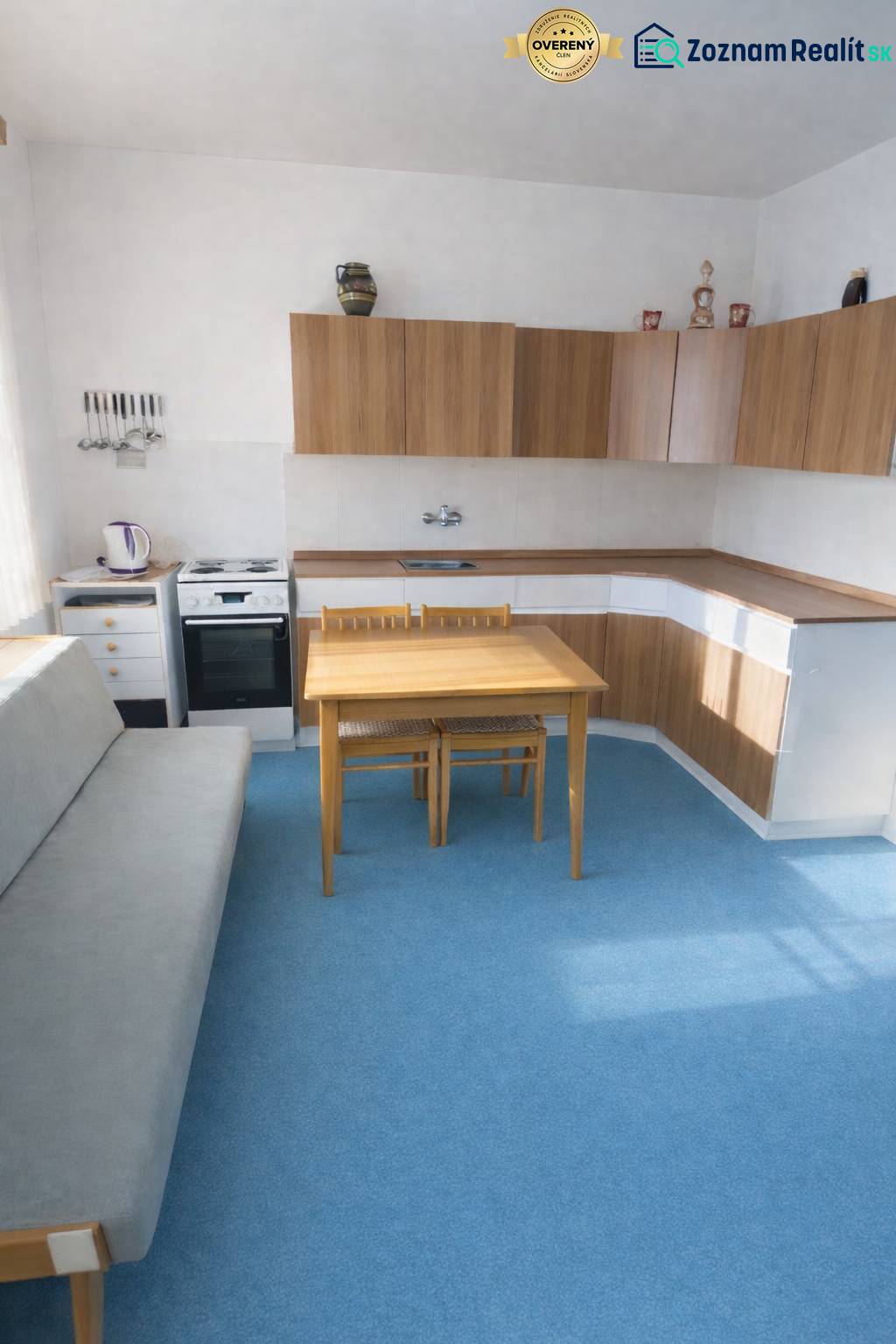 Bývajte vo svojom : dom a  pozemok 690 m², Veľké Ripňany 77.000,-EUR - Kuchyňa v rodinnom dome s modrým kobercom a drevenými skrinkami.