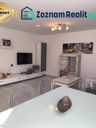 Na predaj 2-i byt s terasou pri Bratislavskom hrade - Obývačka v 2-izbovom byte na ulici Palisády s moderným nábytkom a obrazom.