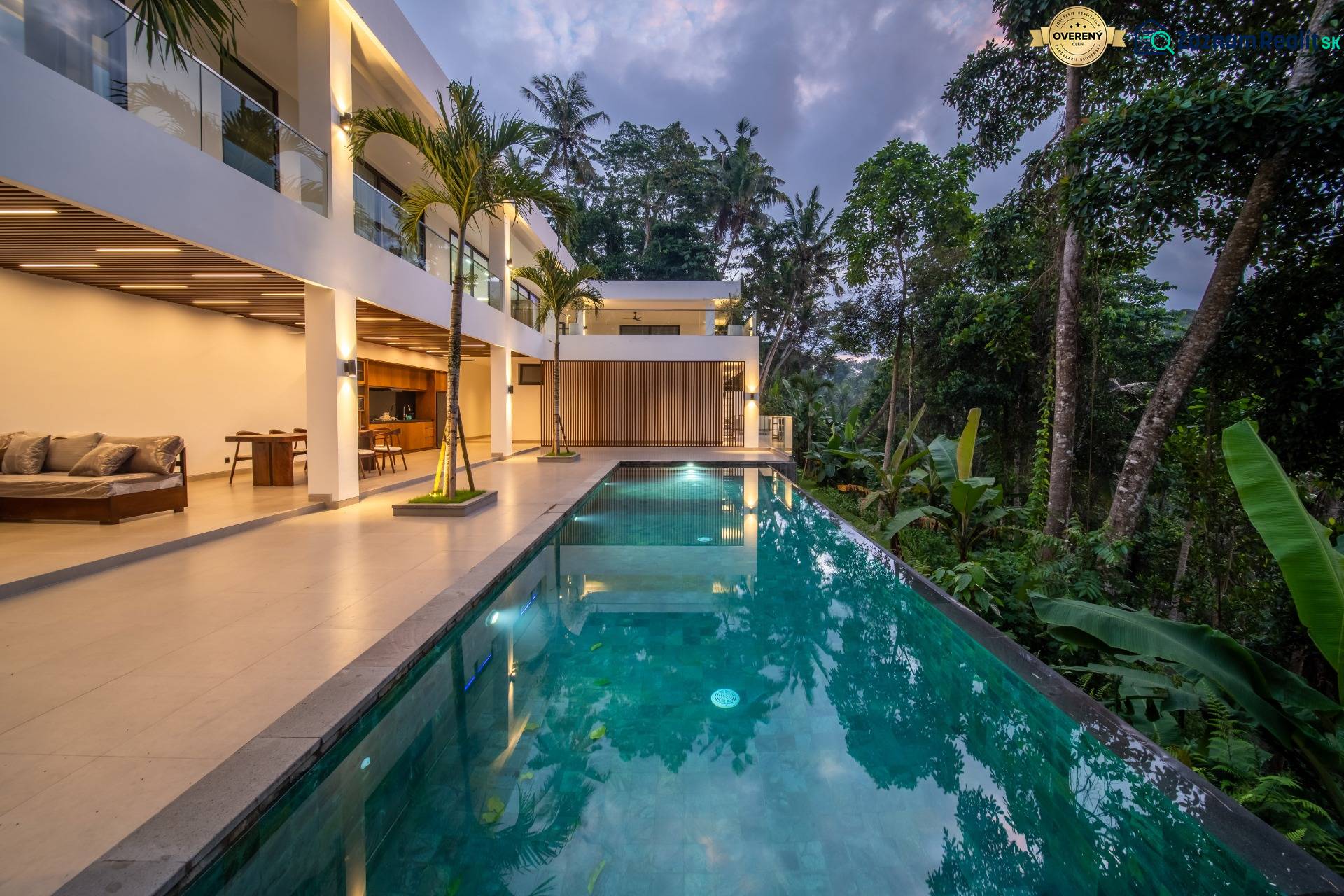 I Na predaj Luxusná vila „Tomma“ v Ubud, Bali - Vila na Bali s bazénom, terasou a výhľadom na tropickú zeleň v okolí.