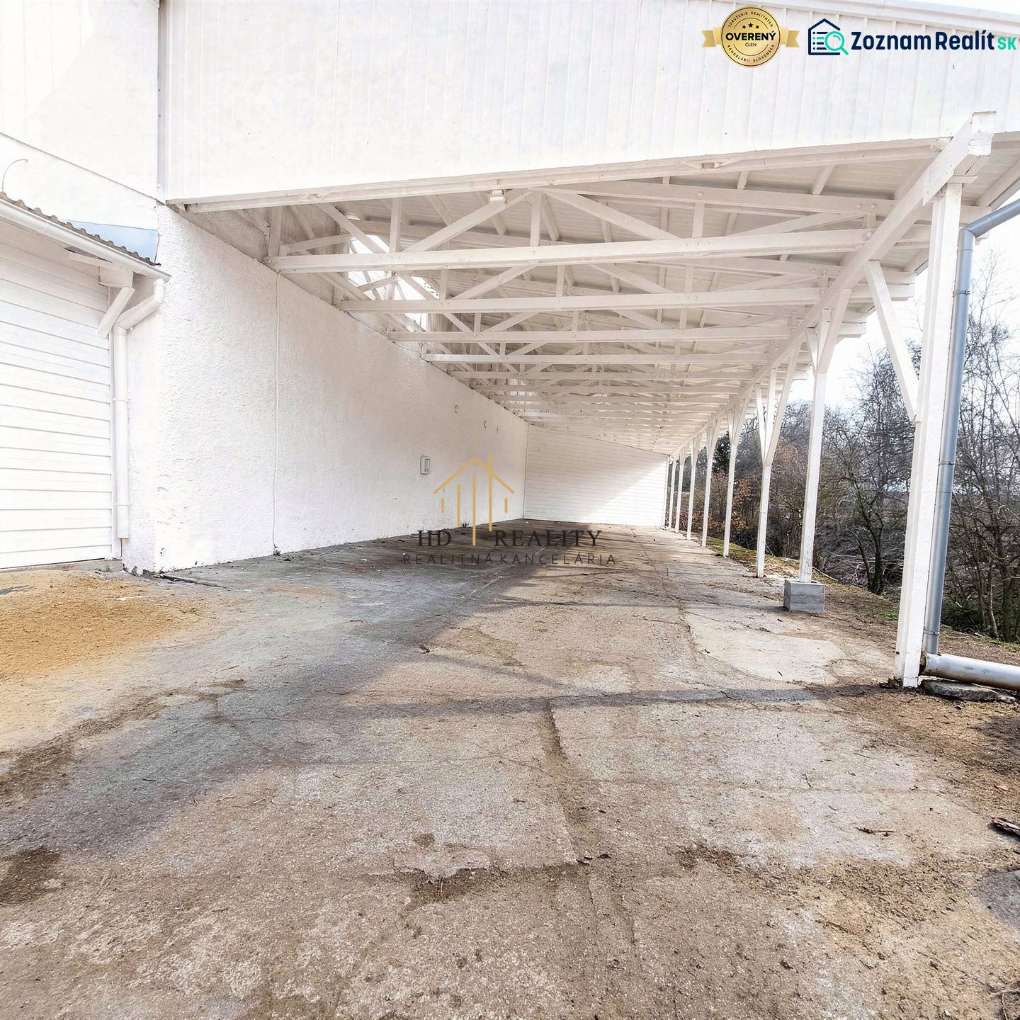 Predaj, výrobný a veľkoobchodný areál v okrese Veľký Krtíš - Exteriér výrobných priestorov vo Veľkom Krtíši s betónovou podlahou a bielymi stenami.