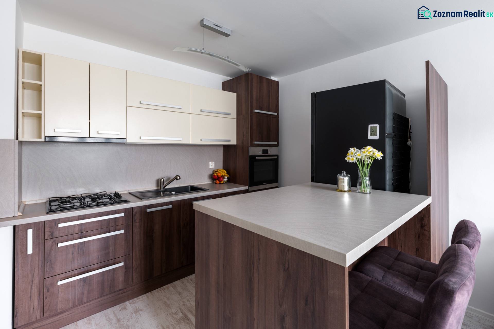 Prenájom Štýlový 2-iz bový byt pri OC Central BEZ PROVÍZIE!!!!  - Kuchyňa v 2-izbovom byte s podlahou s dreveným dekorom, barovým pultom a moderným vybavením.