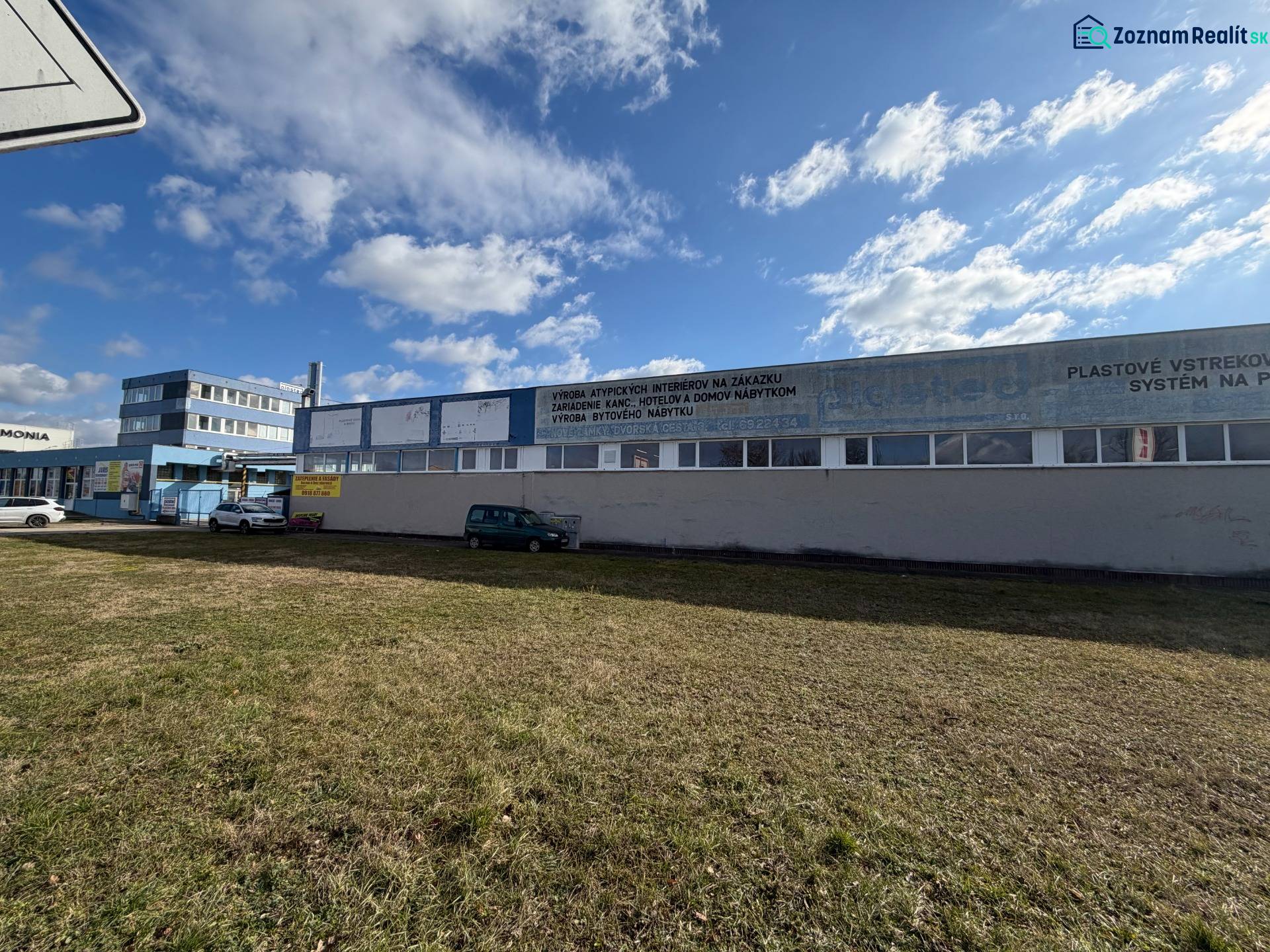 Predám skladovú halu v Nových Zámkoch - Budova v priemyselnej oblasti na Nové Zámky, ulica Nové Zámky, Sklady a haly.