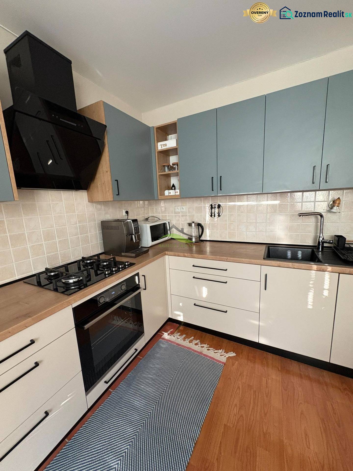 Vkusný 3 izb. byt po kompl. rekonštrukcii - Jilemnického ulica -72m2 - Kuchyňa v 3-izbovom byte s kachličkovaným obkladom a podlahou s dreveným dekorom.