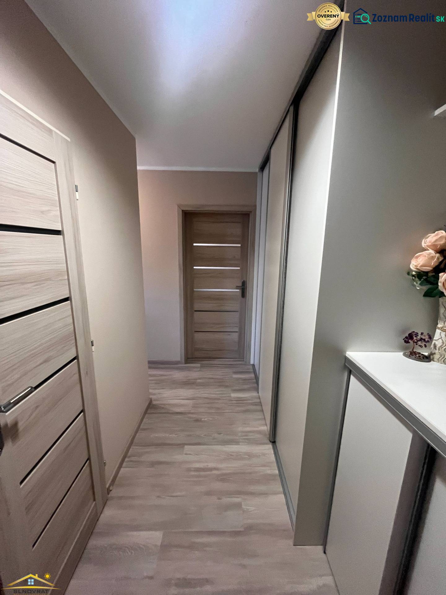 Na predaj  3-izbový byt v meste Rajec  - Chodba v 3-izbovom byte s podlahou s dreveným dekorom.