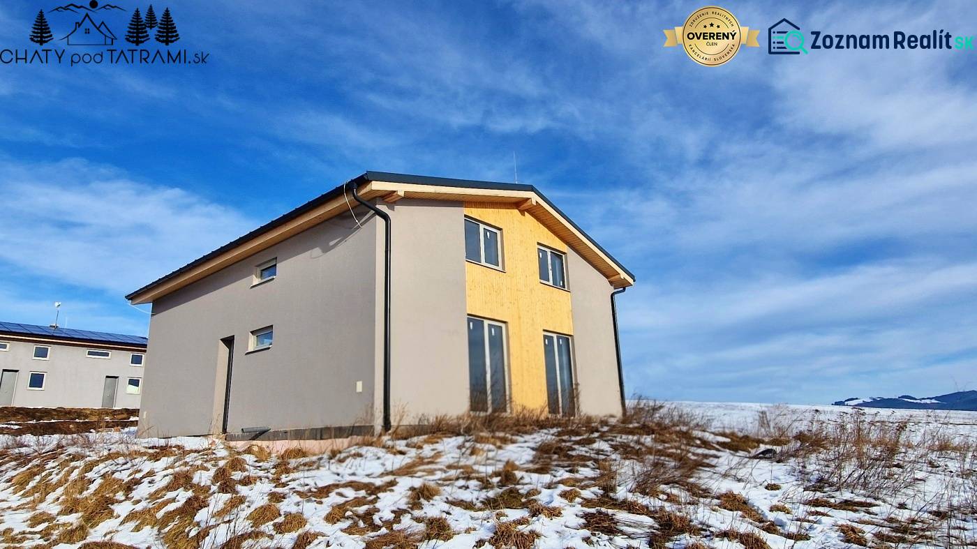 Únik z mesta, kde sa moderná architektúra stretáva s divokou prírodou? - Chata v Dolnej Lehote s dreveným dekorom, zasnežený pozemok a zamračená obloha.